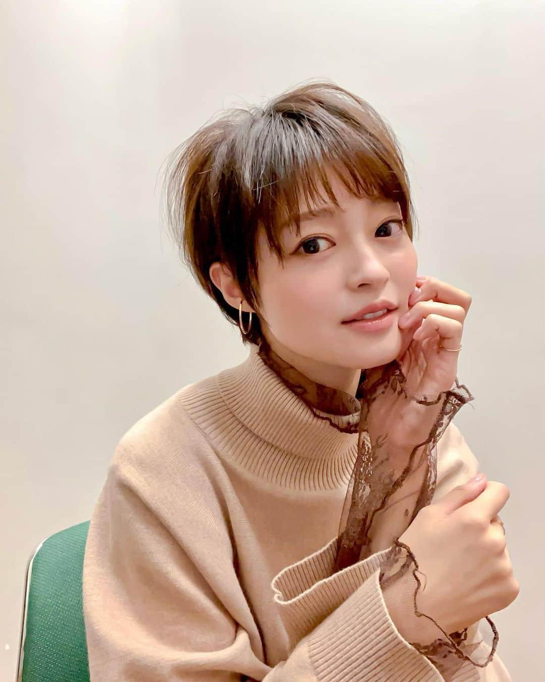 小林涼子さんのインスタグラム写真 - (小林涼子Instagram)「. 「ひとりじゃない」3.11上映会に 足を運んで下さった皆さま ありがとうございました。 . 東日本大震災から10年。 お金持ちでも、力がある訳でもないから 私には何も出来ないと思って、 諦めにも似た気持ちを持っていたけれど それでも 何か出来る事はないかと 積極的に復興作品に携わってきました。 . その映画を見てくださった方々が またご縁を繋いでくださり、 上映会や映画祭へ呼んで頂く機会が増え 今年は大阪での上映に加え ロサンゼルスでも、メモリアル作品として オンライン上映していただき… たとえ、ちっぽけでも伝え続けていく事は 意味があるんじゃないか、と感じています。 . ロサンゼルスの方は まだ数日オンラインで見られるようなので、 目に止めて頂けたら嬉しいです。 . つい、忙しいと毎日に流されてしまうけれど…私もこの想いを忘れずにいたいです。 🌍 #311 #311を忘れない #ひとりじゃない #宮城県登米市豊里」3月12日 5時47分 - ryoko_kobayashi_ryoko