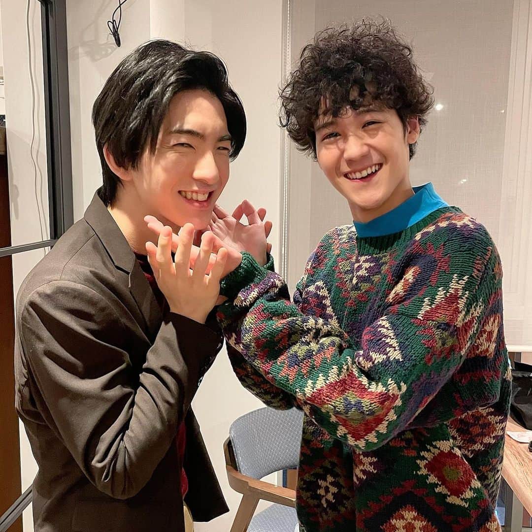 江戸モアゼル〜令和で恋、いたしんす。〜【公式】のインスタグラム：「蔵地の旦那が鳥居社長を手懐け中？  －－－－－－－－－－ #江戸モアゼル #粋キュン  #岡田結実 #葉山奨之 #吉谷彩子  #山口まゆ #一ノ瀬颯  #前田公輝 #田中直樹( #ココリコ)」