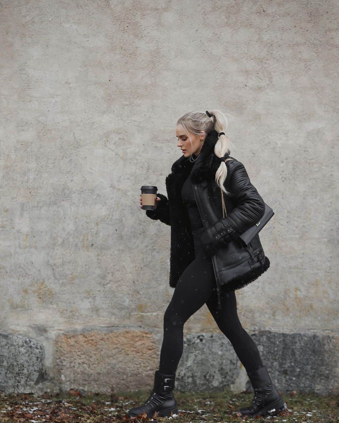 Anna Nyströmのインスタグラム：「Comfy first, or coffee first? Let’s do both ☕️」