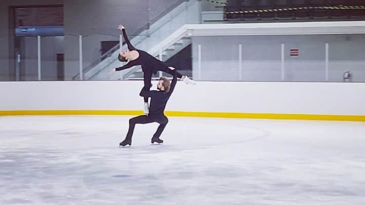 ケイトリン・ホワイエクのインスタグラム：「Here’s a little clip from our training today leading up to Worlds! I used to always see our close height difference as a roadblock as to why we “shouldn’t” do the intricate lifts other teams were doing, but thanks to our amazing team at @iceacademyofmontreal I now see that we are capable of so much more if we get rid of the stories we buy into... I love flying like this, and knowing I’ve got @jeanlucbaker there to catch me when I jump 🖤✨ . .  #hawayekbaker #kaitlinhawayek #jeanlucbaker #figureskating #figureskate #figureskater #iceskating #iceskate #iceskater #skating #skate #skater #icedance #icedancing #icedancer #dance #dancing #dancer #usfigureskating #teamusa #athlete #sport #sports #roadtobeijing #beijingolympics #beijing2022 #ice #iceacademyofmontreal #isu #isufigureskating」