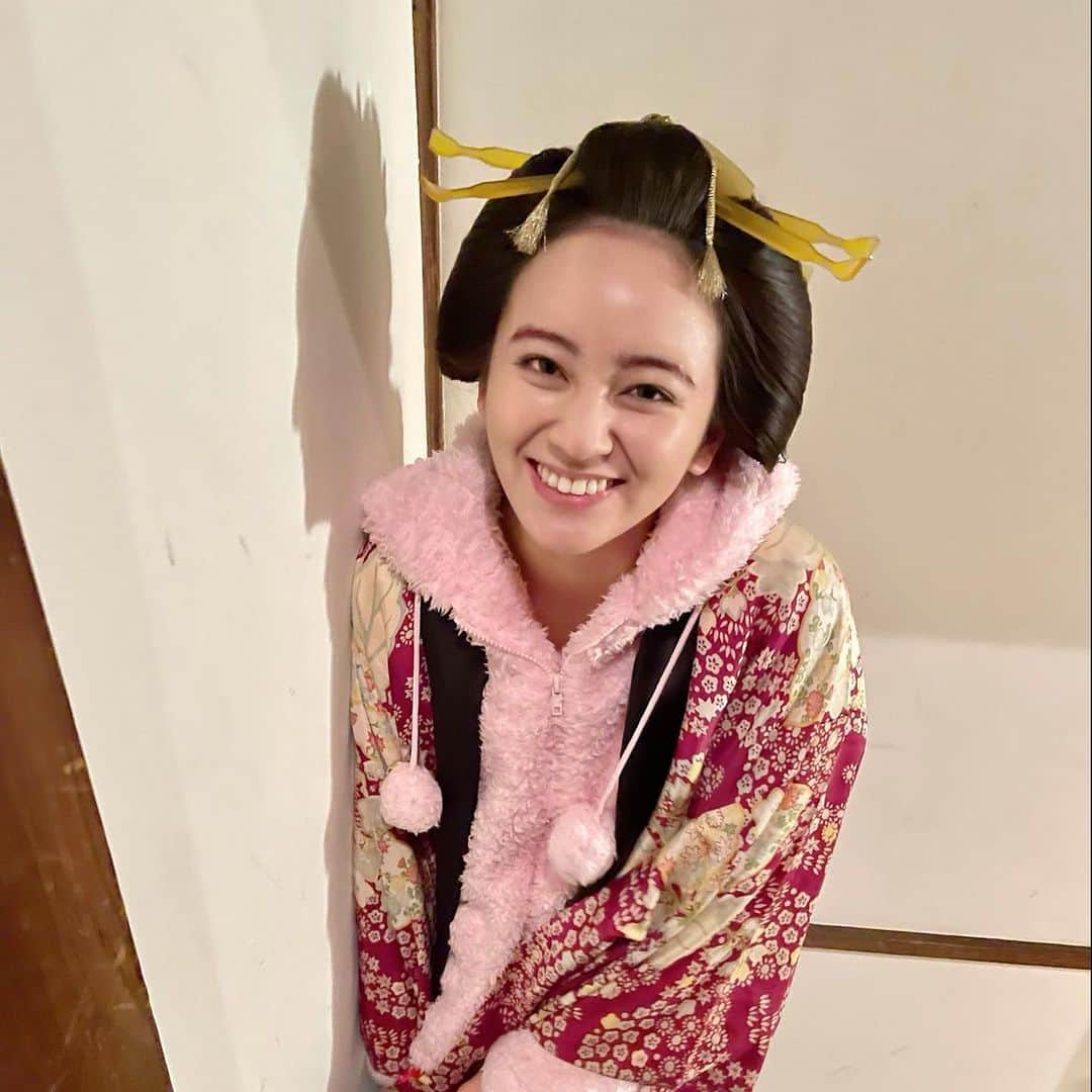 江戸モアゼル〜令和で恋、いたしんす。〜【公式】のインスタグラム：「蔵地家最終日。  仙夏さんのオフショット撮影初日（4枚目）の思い出の階段にて最終日も📸  －－－－－－－－－－ #江戸モアゼル #粋キュン  #岡田結実 #葉山奨之 #吉谷彩子  #山口まゆ #一ノ瀬颯  #前田公輝 #田中直樹( #ココリコ)」