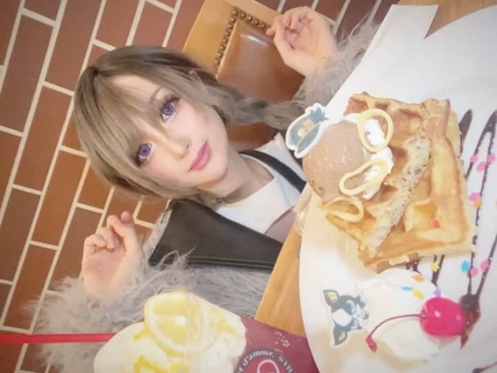 のインスタグラム：「テ・ニナスのJOJOWORLDコラボメニューです🍦  https://twitter.com/chamomile_chami/status/1369942455995432964?s=21  #コラボメニュー #jojo #jojosbizarreadventure  #jojo的奇妙冒險  #jjba  #ジョジョ #ジョジョの奇妙な冒険  #jojoworld   JOJO WORLDのコラボメニューを食べに来たッ!! #jojo_world  他にもフード食べたのでまたアップしますーーー！どれも美味しかった！！ドリンクが飲みやすくて美味しくて飲みごたえあって好きです！  ワッフルはしっかり焼かれてて焼きたてほかほかを愛すと一緒に食べれるのが最高でした🍒  ゲームや物販とは違って予約なしでコラボフードは食べに行けるので、JOJOWORLD行ったら食べてみてーーー！！！！」