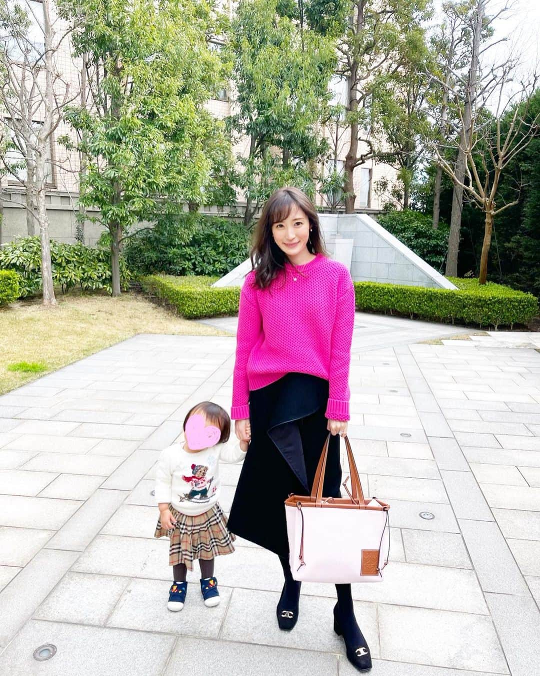 小林真由のインスタグラム：「今日も笑顔で🌈﻿ knit: #prada﻿ skirt: #sacai﻿ pumps: #ferragamo﻿ bag: #loewe﻿ ﻿ 👧🏼👗﻿ knit: #ralphlauren  skirt: #burberry﻿ shoes: #mikihouse﻿ ﻿ やんちゃガール、﻿ 着たい服・靴へのこだわりがものすごい🥺﻿ そんなわけで🐻づくしコーデ。笑 ﻿ ﻿  #ファッション #コーデ #ママコーデ #女の子ママ #男の子ママ #ママライフ #コーディネート #2歳 #生後7ヶ月 #ベビー #二人育児 #プラダ #サカイ #フェラガモ #ロエベ #ラルフ #バーバリー #ミキハウス」