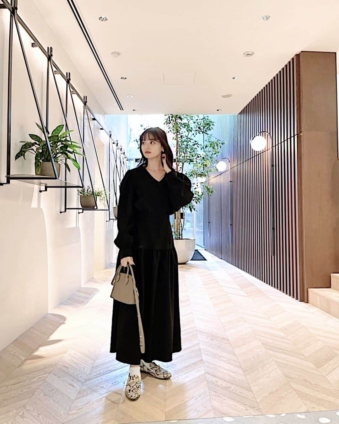 のインスタグラム：「パフスリーブになってるトップスがお気に入り🐇❤︎  setup @reurie_official  bag @bonaventura.official  shoes @daniella_and_gemma  #reurie #bonaventura #ボナベンチュラ #ブラックコーデ #代官山 #代官山カフェ #kashiyamadaikanyama」