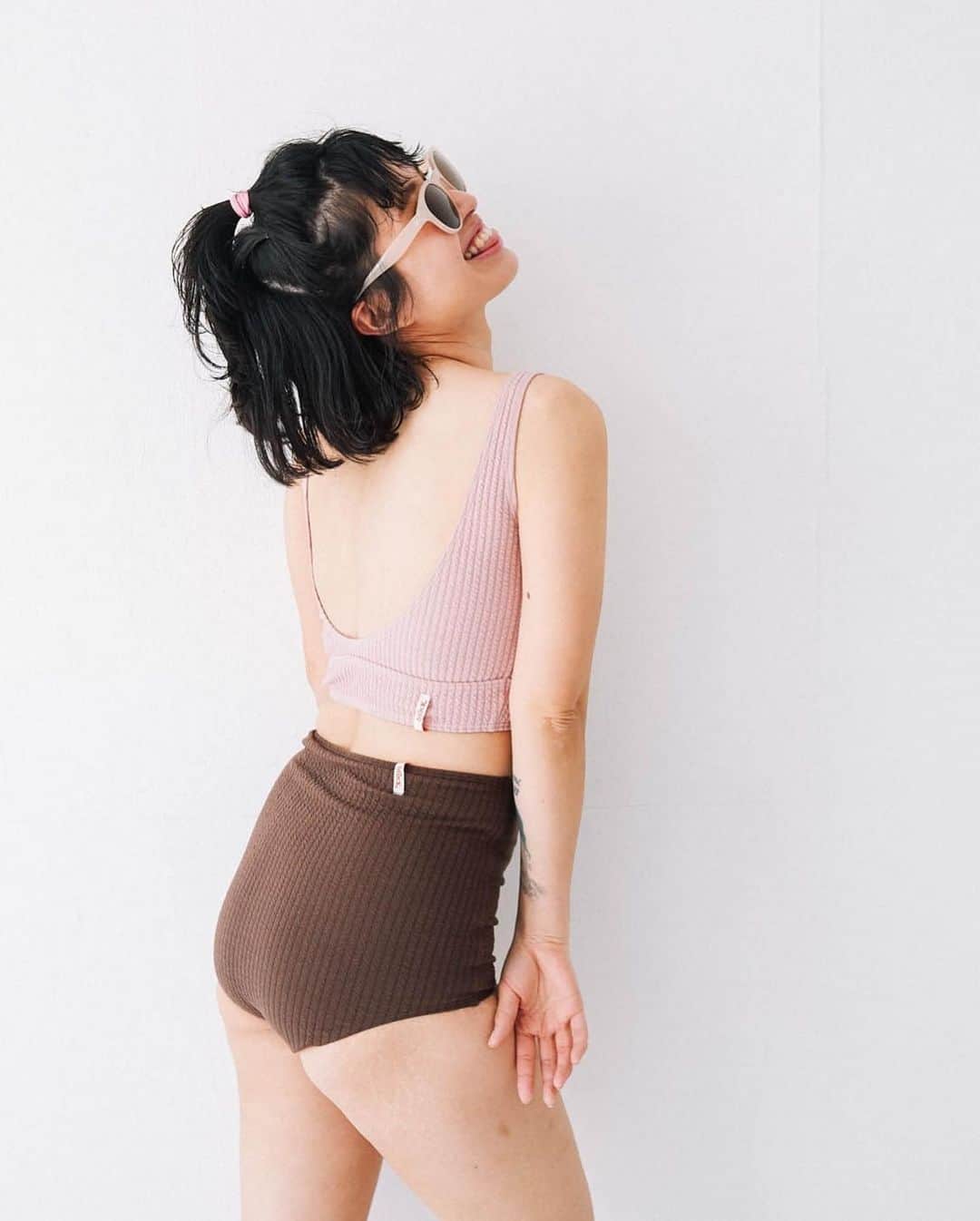 花盛友里のインスタグラム：「Hello autumn swim wear  3/24発売開始💕 セパレート水着は着たいんだけど、ビキニは緊張するんだよなぁ！！ な、そこのあなた！ 今年の夏はチラ見せ水着はいかがかしら？ お腹周りはキュッっっと締め付けてくれるので、ぽっこりお腹カバーしてくれるよー！！  自分に恋する夏にしよう💕」