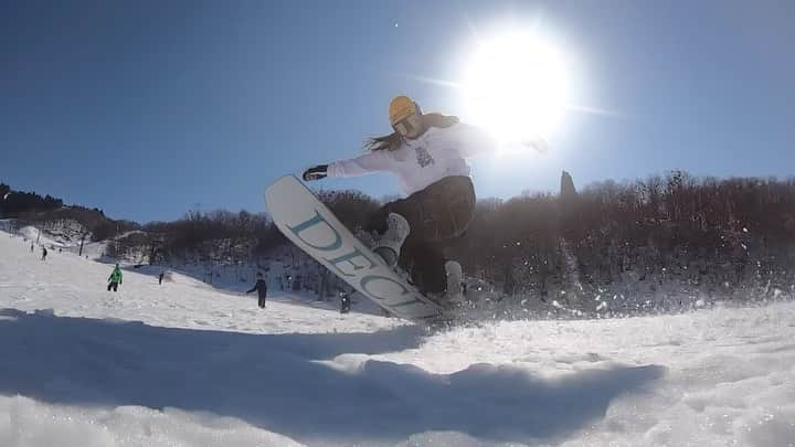 chisatoのインスタグラム：「🏂 名フィルマーとして名高い⁈ koma filmをまとめてみた🧸 🎥 @koma2323  今シーズンのテーマは、、、 自分のスタイルを見つけること。 それが少しずつ形になってきてるから ますますスノーボードが楽しい今日この頃🏂✨ もちろん、まだ満足してないので 新門大隊長目指して頑張るよ👩‍🚒🔥🔥 . . . . 質問多いことまとめました👇 👧height→160cm 🐷weight→45kg 🏂board→YONEX declic142cm 🏂setting→48cm、9,-9 🥾boots→deeluxe、original(22.5) 🥾binding→union、TRILOGY(S) 🐇Snow Wear→bsrabbit 👕 crewneck→XL 👕foodie→L 👖pants→L :::::::::::::::::::::::::::::::::::::::::::::::::::::::::::::☻ ✔︎ @yonex_snowboard_gt #YONEX #DECLIC #YONEX女子 #ヨネ女 #やる気maxヨネックス  #yonexsnowboard ✔︎ @bsrabbit @milesinseoul #비에스래빗 #bsrabbit #ビエスラビット #bsrabbitjapan ✔︎ @superb_shintaro #superb ✔︎ @snatch1213 #snatch ☻:::::::::::::::::::::::::::::::::::::::::::::::::::::::::::::  #snowboard #snowboarder #groundtrick #스노우보드 #스노우보더 #スノーボードウェア #スノーボード #グラトリ #グラトリ女子 #グラトリ男子 #スノボ女子 #グラトリ練習中 #グラトリ女子盛り上げ隊  #韓国ファッション #滑雪 #ストリートファッション#单板滑雪#ちさトリック」