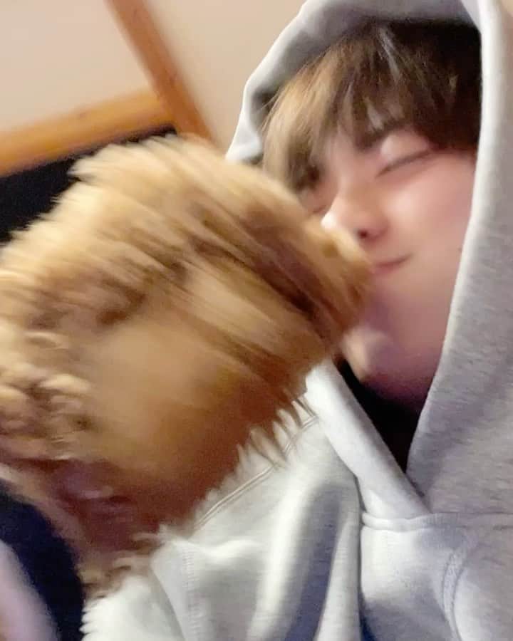 りゅうとのインスタグラム：「🍫 ・ ・ 何事にも始まりと終わりがあるけど、 気になる人ができたとして、好きな人になって 苗字が重なって、新しく物語が始まる。 いつかは白髪になって、シワくちゃになって先に どっちかが亡くなっても終わりじゃないし、 2人ともいつでも愛があれば、 きっと空の上でも 2人の幸せは永遠に終わらないと思う。  by choco  急に浮かんできた、恥ずかしいポエム みたいなやつ。キショイ。 クサイ。」