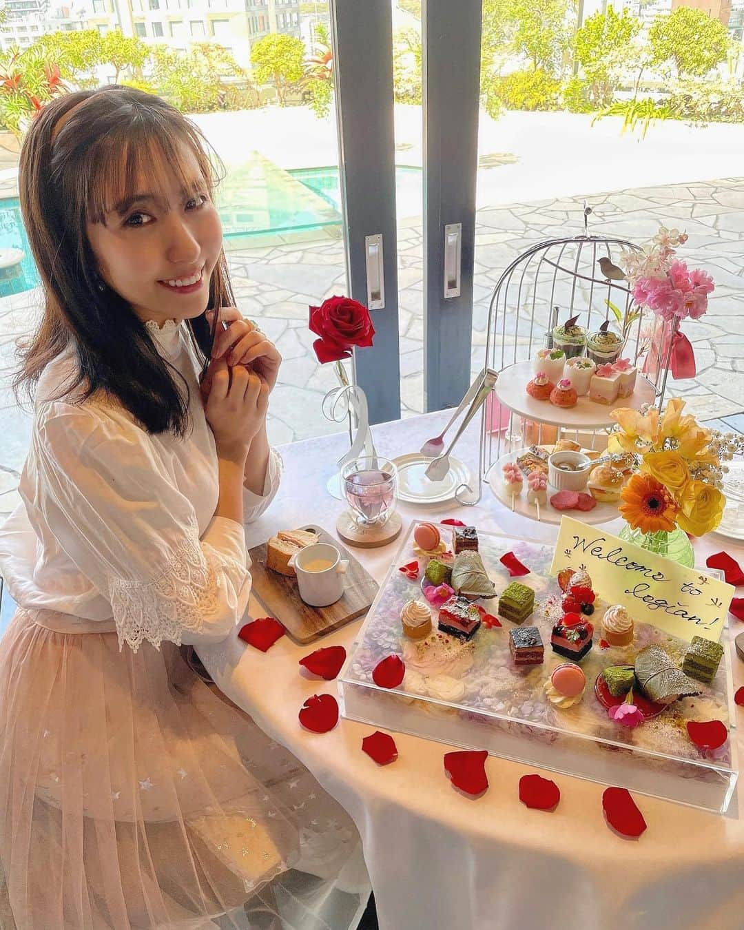 mimiさんのインスタグラム写真 - (mimiInstagram)「THE LEGIAN TOKYO @legiantokyo  の天空アフタヌーンティー♡  3月からは大好きな桜アフタヌーン🥰 最高のロケーションと美味しいスイーツ💓 （桜スイーツ大好きだから満足🥺） フラワープレートも可愛すぎて 至福の時間でした☺️♡ ・ #レギャン東京　 #legiantokyo  #渋谷カフェ #フラワープレート #アフタヌーンティー #mimiアフタヌーン #渋谷グルメ #東京アフタヌーンティー #アフタヌーンティー巡り  #甘党女子 #スイーツ好き #至福の時間 #女子力 #pr #女子な時間 #可愛いものが好き #afternoonteatime #mimiのオフ#スイーツ女子 #インスタ探検隊 #たべすたぐらむ #インスタグルメ #インスタグルメアワード2021 #グルメ部 #グルジョ #桜スイーツ #japanesegirl #japanesecafe #桜アフタヌーンティー」3月12日 17時18分 - chan.mi3