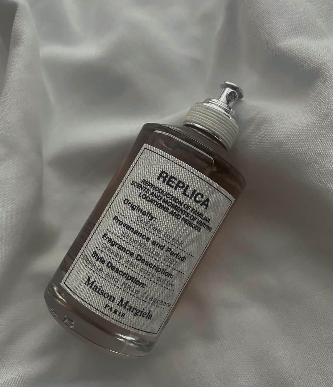 小原優花のインスタグラム：「@maisonmargiela  Coffee Break☕️  マルジェラの香水ボトルがおしゃれ♡🥰」