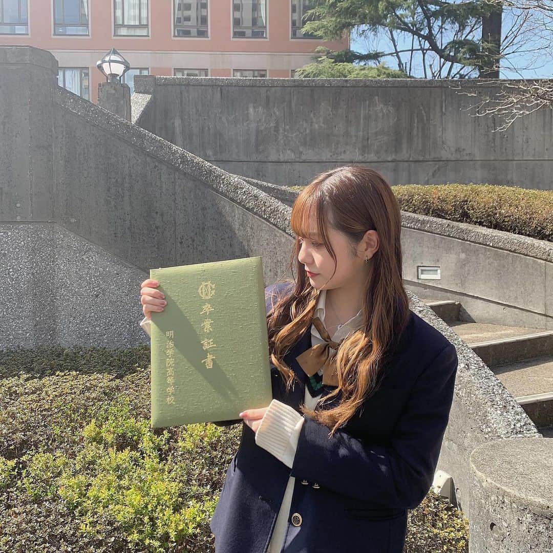 石川涼楓さんのインスタグラム写真 - (石川涼楓Instagram)「2021.3.11🌸🎓 高校卒業しました‼︎☺︎ 毎日が本当に楽しくて、あっっというまの3年間でした‼︎ 私に関わってくださった全ての学校の子、先生方、 そして家族、3年間ありがとうございました！ 私と同じクラスの子たち！！見てますか？👀 みんなのおかげでとっっても楽しくて、自由で、 平和で、笑いが絶えず毎日を過ごせました！ 毎日学校に行きたいって思わせてくれてありがとう☺️ 授業中寝ててもたくさんノート貸してくれて有難う🥺  そして、学校とお仕事との両立をたくさん応援してくれた皆さん、ほんとに有難うございました！ JK卒業した石川涼楓を、 これからもよろしくお願いします😎」3月12日 17時26分 - suzuka__0510