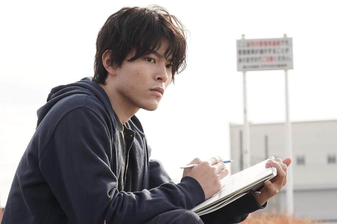 のインスタグラム：「皆さんお久しぶりです😄 ４月8日フジテレビ木曜午後10時から放送の「レンアイ漫画家」に、主人公・刈部清一郎の若い頃の役で出演させていただきます。 お楽しみに👊  #レンアイ漫画家」