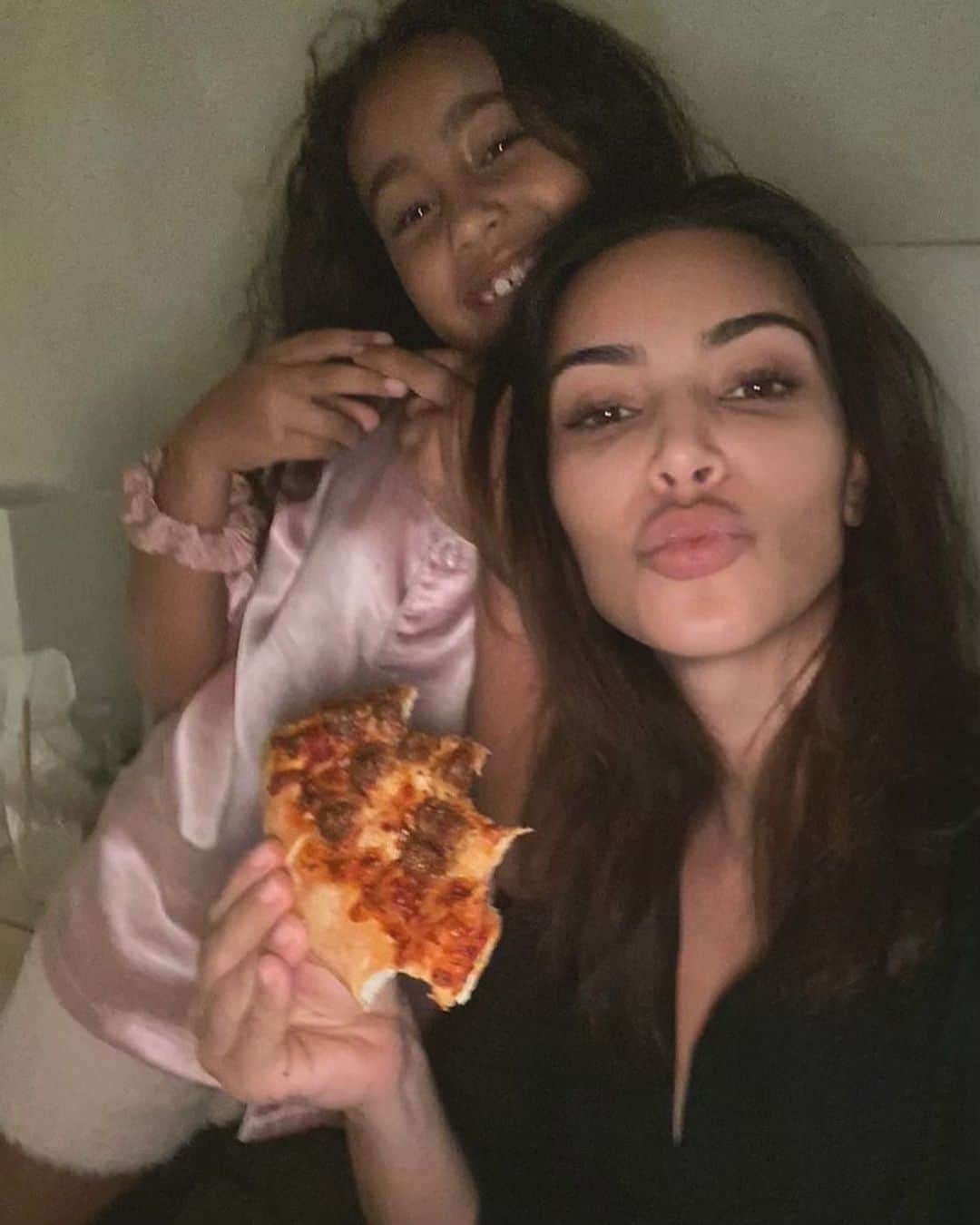 キム・カーダシアンさんのインスタグラム写真 - (キム・カーダシアンInstagram)「Pizza Party 🍕」3月12日 9時02分 - kimkardashian