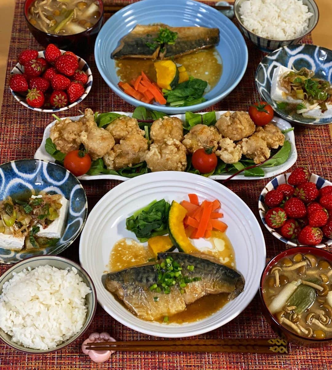のインスタグラム：「🍳♡ 先日アップしたOisixのセットに入っていた、さばのみぞれ煮＆さっぱり豆腐を使っておうちごはん💙 ・ 🥢お品書き🥢 ★さばのみぞれ煮 ★さっぱり豆腐 ★唐揚げ ★なめこのお味噌汁 ★ご飯 ★もりもり苺 ・ さばのみぞれ煮が、 鯖自体も味付けも悔しいくらい美味しかった😂🐟 これくらい脂ののった美味しい鯖を釣りたい😂‪🎣‬笑 ＊ #homedinner #boymama #boymamalife #おうちごはん #おうちごはんlover #簡単ごはん #盛り付け #料理好き #男の子ママ #新米ママ #阪本智子」