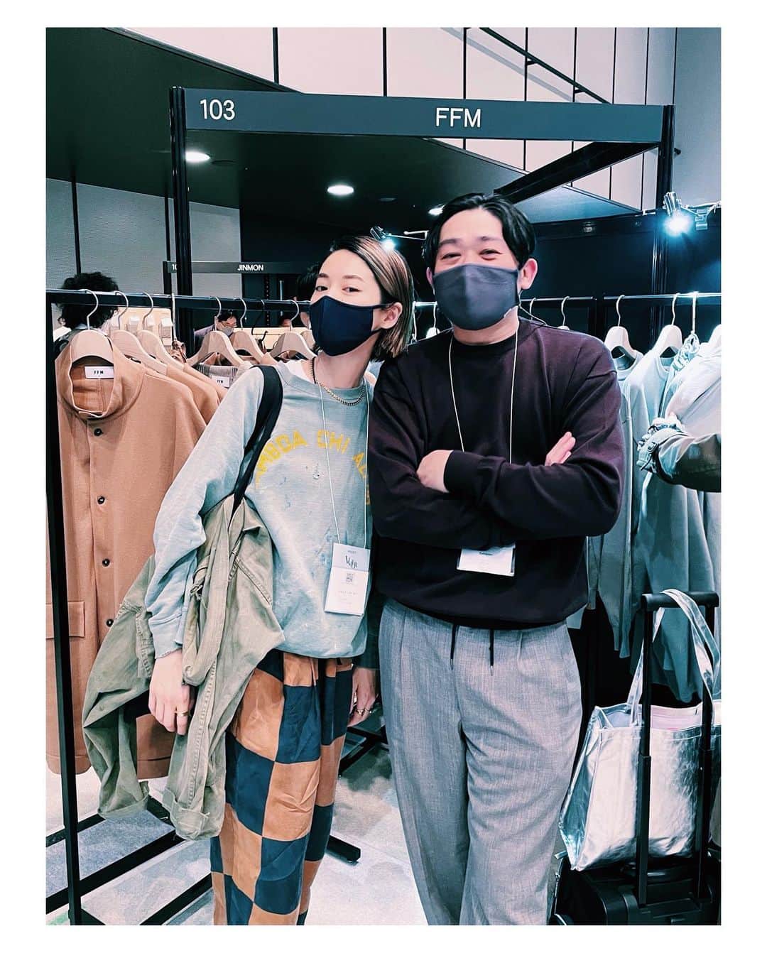 花楓のインスタグラム：「ニットと言えばこの方。 ハマちゃん🥺🤚🏻🧶  夏以外はシーズン関係なく 、スエットのように着れるニット が欲しかった。 で、FFMで見つけたんです😑🙌🏻 ヘビロテで着てる。  それを伝えたら、 私の欲しいカラーで作ってくれ る事に🥺❤️(コラボですね)  これからあれこれなのに🧶🗒🖋 今着たい🥺🔥  おたのちみに💙  @ffm_tokyo  @good_flower   #十代からのお友達⭐️」