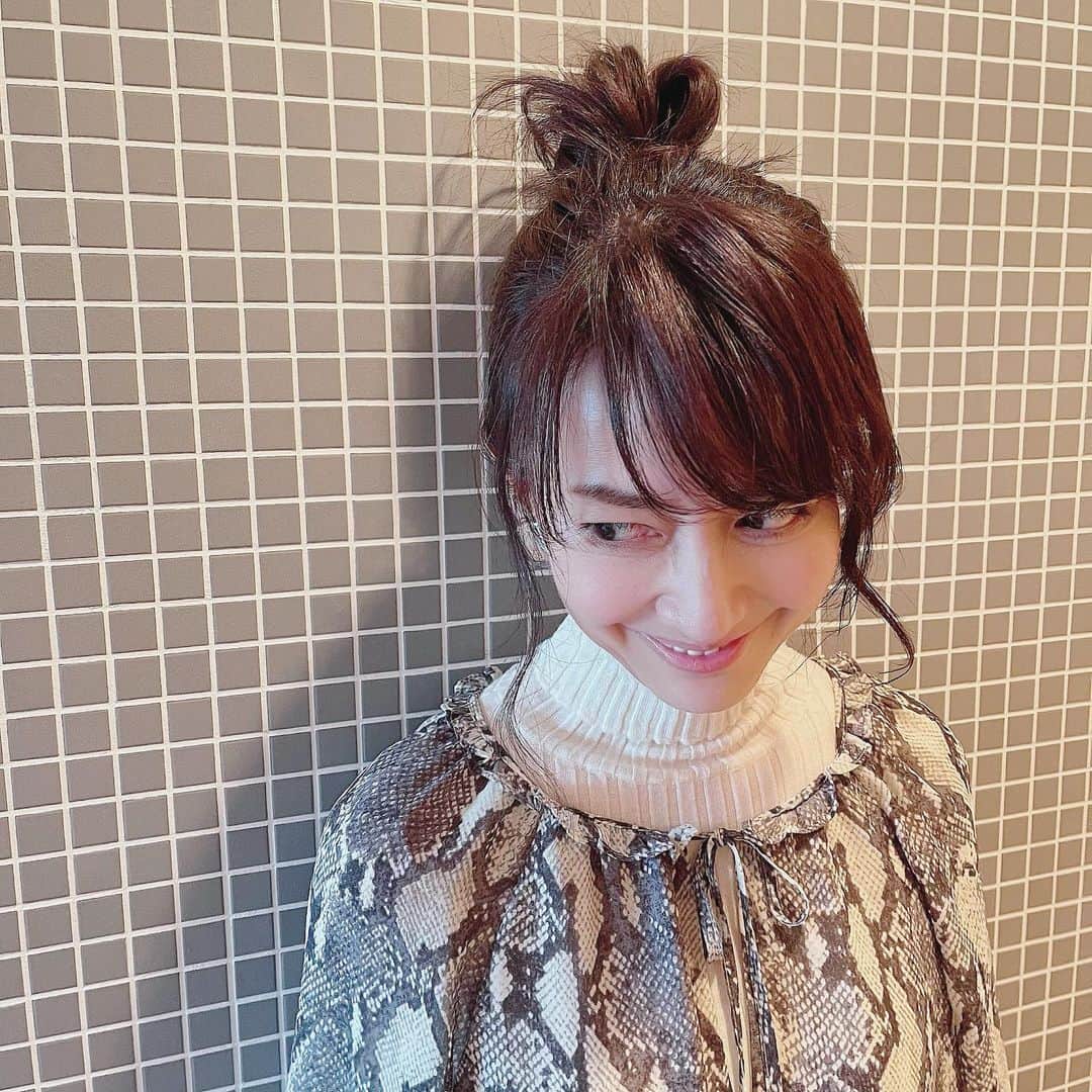 森口瑤子さんのインスタグラム写真 - (森口瑤子Instagram)「. . おだんごヘア。 . #シニヨンって #シニョンだと思ってた #髪の毛伸びましたぞ」3月12日 9時42分 - yokomoriguchi_official