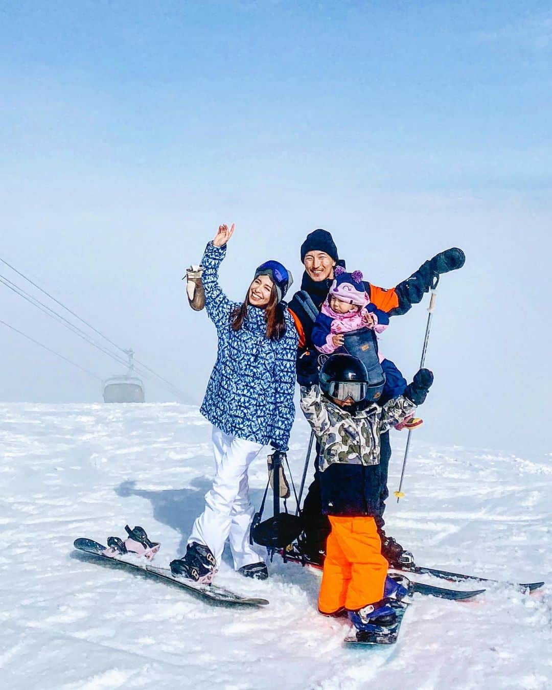 高橋菜摘のインスタグラム：「. 息子くん久しぶりの雪山でのお仕事です🏂 @lottearairesort shooting📸 雪山のホテルで1番と言ってもいい位 行ってみたかったリゾートホテル。 . 今まで赤ちゃんだった娘も 今年はモデルとして初参加👧🏼 family撮影は何かと大変な事あるけど こうやっていつも素敵なホテルやスキー場へ 旅のようにお邪魔出来るのが幸せです。 そしてスタッフの方が いつも助けてくれてありがたい！ . そして巡り合わせかのように 初めて会ったプロデューサーさんの 息子くんとうちの一稀さん意気投合！ 本当に気が合ったみたいで もはや抱き合って次の日夢見たくらい。 そんな微笑ましい光景を見てるうちに ふと話の流れで同じくサッカーやってる事を知り それがなんと同じサッカークラブで 先月開催された大きな大会で戦い 同率3位になった白熱した試合の 相手チームだった事が判明。 お互いの動画見返したら 普通に2人とも映ってて爆笑😂💕 割と小さなサッカークラブで サッカークラブなんて山ほどあるし 住んでる場所も県も全然遠いのに 奇跡としか言いようがありません。 言われてみればパパの顔も認識してた私たち 全然はじめましてじゃなかった🤣 . そんな春の思い出。 基本誰とでも仲良くなる息子だけど とても優しくて面白いお友達が出来て嬉しそうだった👦🏽 同じチームで優勝した夢まで見たって。 また会いたいね🌸 . . . . #ロッテアライリゾート #家族撮影 #ロッテ #リゾートホテル #家族 #スキー場 #スノーボード #スキー #lottearairesort #lotte #resorthotel  #family #familyphotography #shoot #snowboarding #ski #japan #japow」