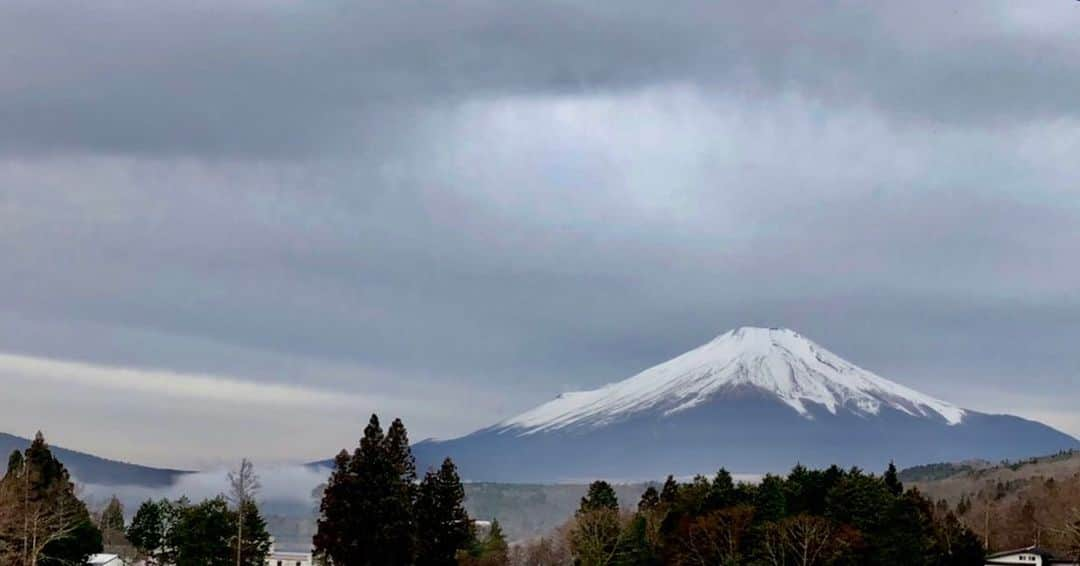 渡辺裕之さんのインスタグラム写真 - (渡辺裕之Instagram)「今朝の富士山 曇り空に雲海？ #霊峰富士 #東日本大震災を忘れない  #コロナウイルスが早く終息しますように  #平和 #心穏やかに  #祈り #合掌」3月12日 10時00分 - hiroyuki6267