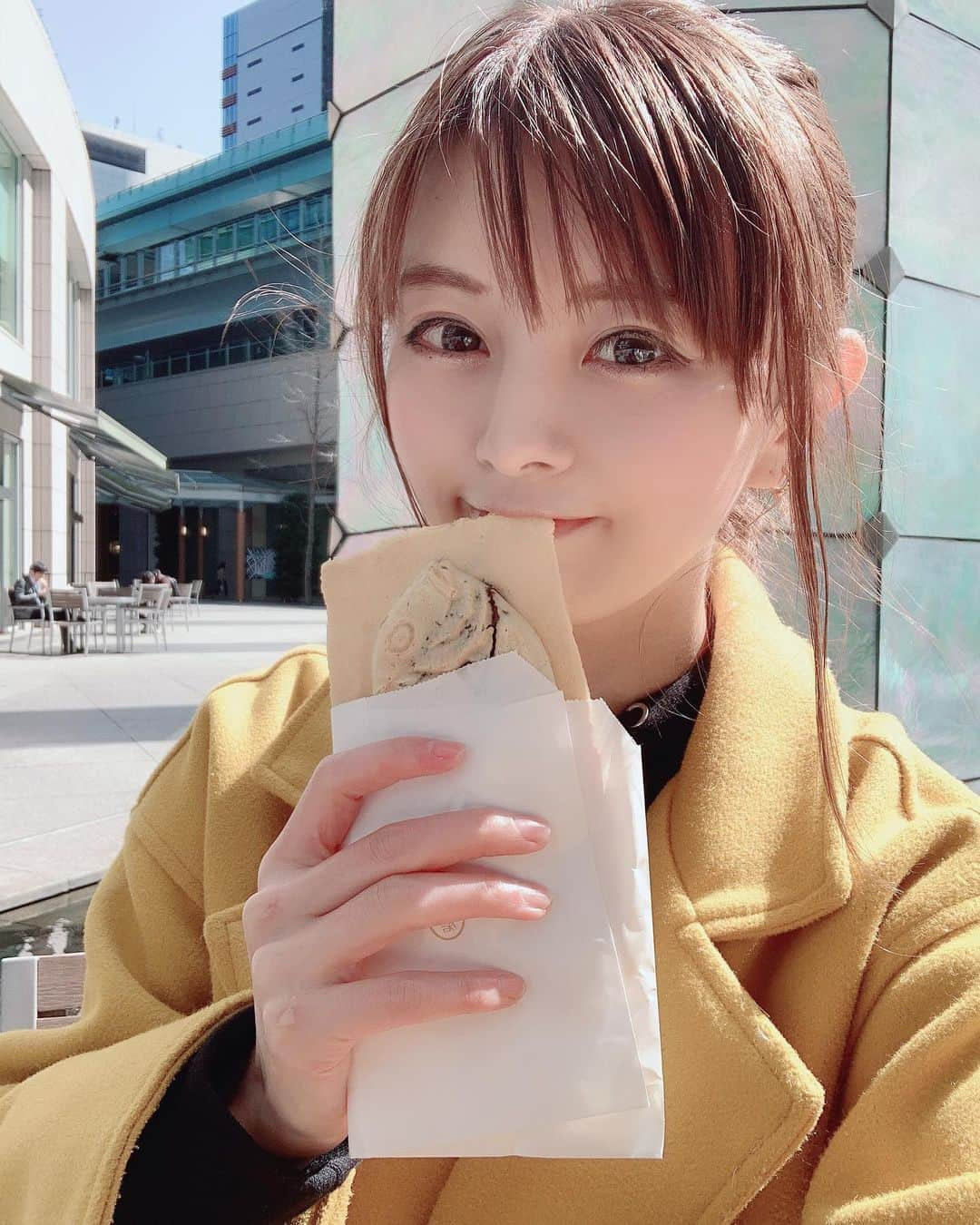 satomiさんのインスタグラム写真 - (satomiInstagram)「たい焼きくん🐟 ・  ・ 新橋でみつけたたいやき神田達磨 銀座店🐟 羽付きたい焼きゲット‼️ 羽パリッパリッであんこたっぷりでうま🤤 ３つも食べちゃった笑 . 苺大福もかりんとうまんじゅうは お土産用に💕 ・  🐟(@kanda.daruma.ginza )🐟  ・ #神田達磨銀座  #銀座スイーツ #コリドー街 #たい焼き #銀座食べ歩き #リピート決定  #銀座テイクアウト #銀座グルメ #新橋グルメ」3月12日 10時18分 - saatoomii47