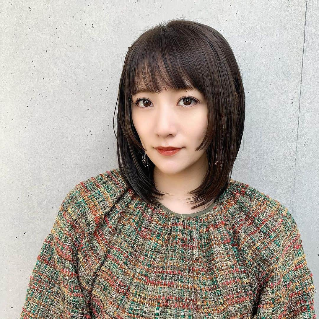 高橋みなみさんのインスタグラム写真 - (高橋みなみInstagram)「Abbey2でヘアメンテ😊 髪色結構明るくなってたので少し落ち着かせてもらいました！ 長さは少し伸ばしたいから整える程度に、でも何か変えたくて少し顔まわり短くしてもらいました✨ 調べたら2019年末くらいにもやってた笑 伸ばしたくなったり、切りたくなったりの繰り返し😂  しんぺいさんありがとうございました✨  #abbey2 #hair #hairstyle  #haircut  #haircolor」3月12日 10時27分 - taka37_chan