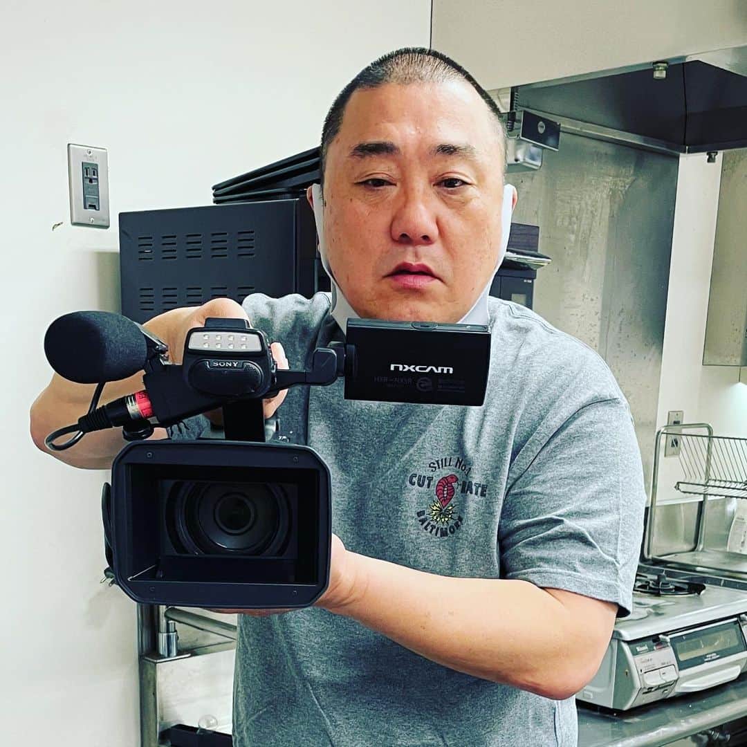 山本圭壱のインスタグラム：「撮っているのを 撮られる」