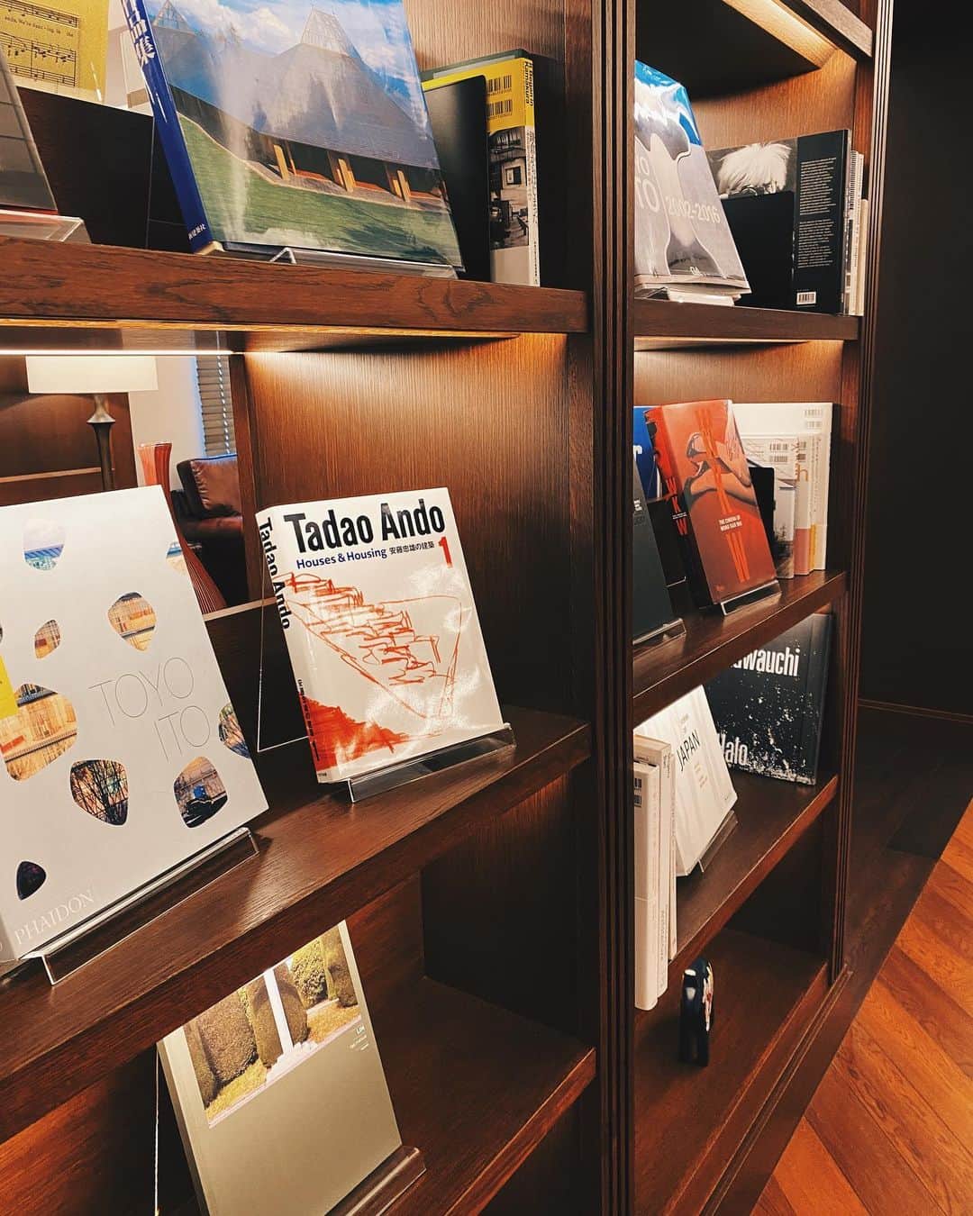 高橋菜摘のインスタグラム：「📚 雪山の本屋さん。 @lottearairesort に存在する蔦屋書店セレクトの本たち 居るだけで居心地がいいの。 3泊もさせてもらったのに最終日に気付いたから 次アライに遊び行ったら真っ先にここに行くね、パパ🖤笑 . おうち作り中のわたし 趣味の部屋はこんな感じの本が沢山の部屋にしようか 音楽が出来る部屋にしようかアウトドアの部屋にしようか と、刺激受けて夢だけ膨らむ🤣 現実はそうは行きません💭 全部詰め込もうとしたらきっと大変ね。 . それにしてもロッテアライホテル 子供も楽しいところ沢山あるし ここだけじゃなく温泉も本当に素敵で 韓国料理も美味しくて最高なホテルです。 . . @lottearairesort  #ロッテアライリゾート  #蔦屋書店 #安藤忠雄」