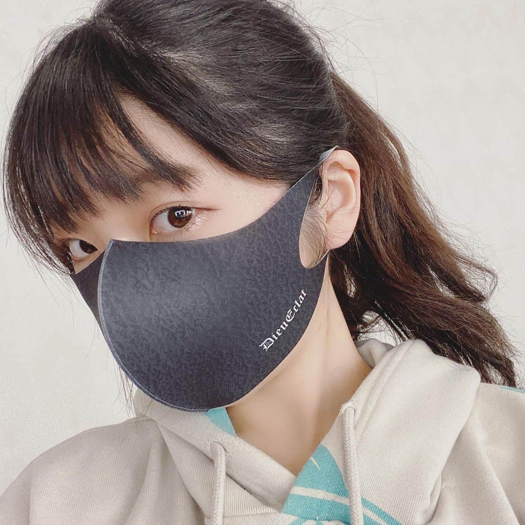 服部彩香のインスタグラム：「世界で愛されるデューエクレットマスク日本上陸✈️ . プレミアム高機能ファッションマスクで優れた抗菌機能99.9%😳 150種類以上のオシャレなデザインと 豊富なサイズ展開になっているので メンズレディース問わずにマスクファッションを楽しめるよ✨ . 【＠dieueclat_jp 】さんのマスクは QOO10さんで購入が可能です⭐ 早い現地配送可能なので皆さんもぜひ 公式アカウントまたはGoogleで「デューエクレットマスク」で検索してみてください🎶 . ＠dieueclat_office  #デューエクレット #dieueclat　#ファッションマスク販売中 #マスク #おしゃれマスク #立体マスク #マスク生活 #デザインマスク #洗えるマスク #マスクコーデ #マスク着用 #アートマスク #ハンドメイドマスク #超快適マスク」