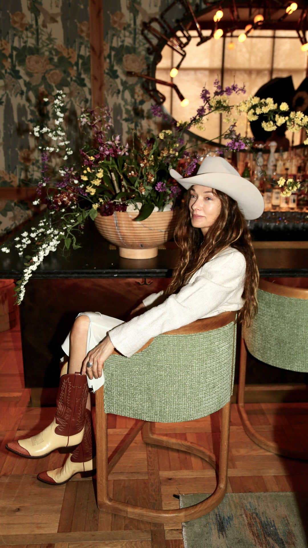 ケリーウェアスラーのインスタグラム：「I'm taking you behind the scenes of styling the sunken bar Goldie's in the @austinproperhotel. This video captures all the teamwork that goes into getting ready for a party... XK」