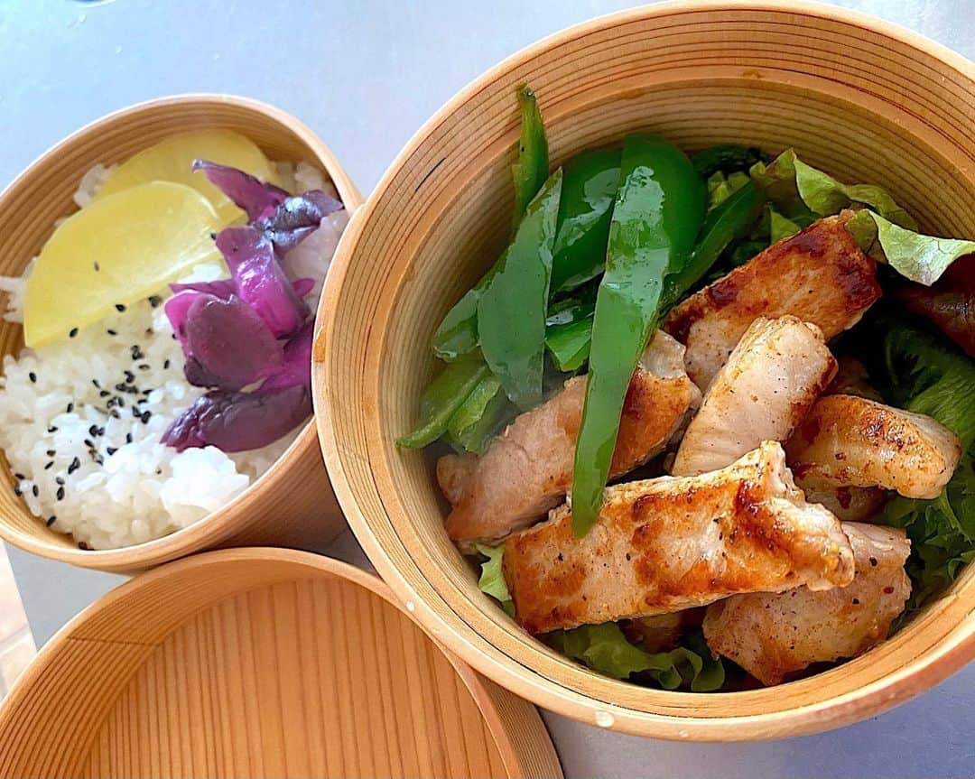 二ノ宮知子さんのインスタグラム写真 - (二ノ宮知子Instagram)「お腹が空いたので、朝作った肉とピーマン焼いただけ弁当を食す。早弁！部活やってた頃はいつも早弁してお昼はパンを買って食べてたな…。最近、学生時代の思い出は前世の話のように遠い。 #にの弁当」3月12日 11時10分 - tomokoninomiyaa