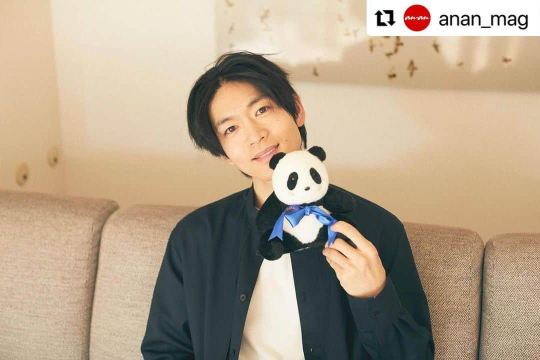 松下洸平さんのインスタグラム写真 - (松下洸平Instagram)「🖤🖤🐼🤍🤍  Repost @anan_mag with @make_repost ・・・ 現在発売中の #anan 2241号（表紙はNEWS）で、『カレとの暮らし』をテーマに #松下洸平  さんが登場！　キッチンでコーヒーを飲んだり、テラスでまどろんだり…。“午後のまったりタイム””を描いたグラビアをお楽しみに！　木漏れ日が差し込むリビングでアンアンパンダと共に…！ #anan_mag」3月12日 11時25分 - kouheimatsushita_official