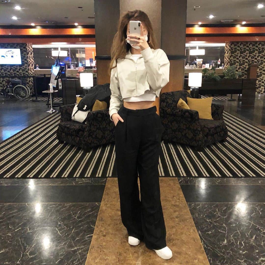 長谷川唯のインスタグラム：「・ ・ goodmorning🤍 久々の私服載せちゃお〜✌🏻タグ見てねー✨✨って言っても全身zaraなんだけどね笑  ・ ・ #ootd #fashion #fashionista #ファッション #ファッションコーデ #私服 #私服コーデ #me #today #code」