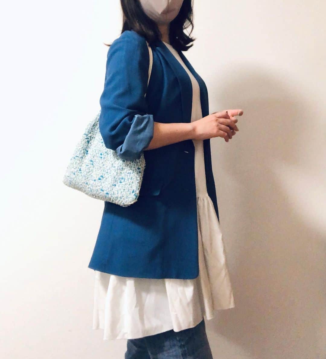 進藤やす子のインスタグラム：「✳︎ charmant sacさんのバッグ、別売りの長めの紐に付け替えると肩かけや斜めがけがしやすくなります😊 . ジャケット @6______roku  プルオーバー @stellamccartney  パンツ #luxluft バッグ @charmant_sac （伊勢丹限定） . #シャルマントサック #伊勢丹新宿店 #popup #春コーデ」