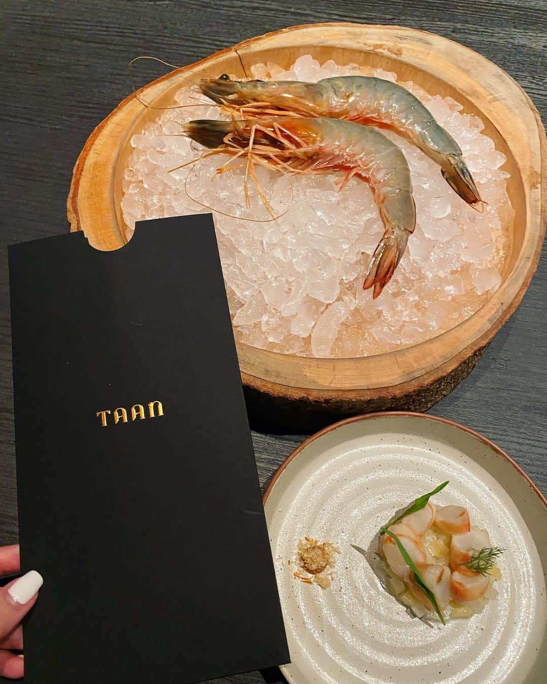 グレース＝カンクラオのインスタグラム：「@taanbangkok #เหมันตฤดู ดีงามมมมมม ไม่รู้จะชมไรก่อน นอกจากความอร่อยแล้ว เซอร์ไพรส์กับกิมมิคของที่นี่ ที่ทำให้อาหารมื้อนี้พิเศษขึ้นมา ด้วยการพาเราตีตั๋วเดินทางไปจังหวัดๆต่างๆผ่านการทานอาหารประจำถิ่นของแต่ละจังหวัดจากจังหวัดเริ่มต้นไปจนถึงปลายทาง ส่วนตัวชอบมากๆ ทุกจานเลยค่ะ ต้องลอง 👍🏻⭐️⭐️⭐️⭐️⭐️」