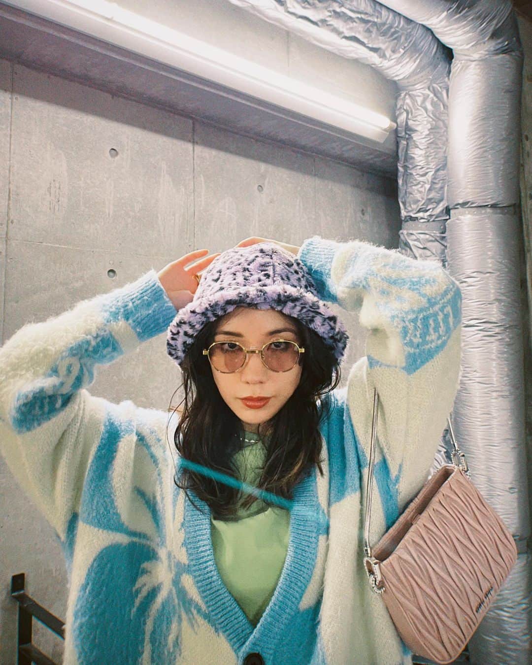 仲里依紗のインスタグラム：「🌸🌸🌸さくら色のMIUMIU🌸🌸🌸  カジュアルにもぴったりマッチングしちゃうから、かなりつかえるちゃん🥰🌸  #MiuMiu #MiuSassy  @miumiu」