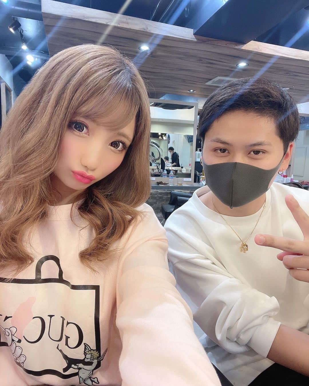 まゆぴちゅーさんのインスタグラム写真 - (まゆぴちゅーInstagram)「カクテル🍸トリートメント初体験💟 * * 横浜のLapisに初めて行ってきたよー\( ˆoˆ )/✨ ここでスタイリストやってる ひろくん @lapis_hiro が高校時代からの仲でして🌈 * (croozブログ見てくれてた子からはストーリー 見て、懐かしい！とかほっこりする！とかDM くださってなんか嬉しかった、、、🥺✨←) * * いろんな人がやってて有名で気になってた、 “カクテルトリートメント”をやってもらた♡ * なんか、映えるトリートメントやね🌺🌈笑！ * * サラサラになりましたありがとひろー🥺🌼！ 入り口のおっきいピンクのくまさんと📸🧸💓 * 最後の動画はクマたん可愛すぎて遊んでたの巻🧸笑 * * 🎁まゆのｲﾝｽﾀ見たって伝えてlapis横浜に行くと…🎁 * @lapis_hiro 指名なら、 かなりお安くしてくれるらしいよ😎✨！！！ 横浜駅西口から徒歩6分ぐらい？だし、 横浜近い子はカラーでもエクステでも、 トリートメントでもぜひDMしてみてね\( ˆoˆ )/♡ * * * #lapis #ラピス #lapis横浜 #hairsalon #カクテルトリートメント #トリートメント #ヘアケア #ケラスターゼ #ヘアケアサロン  #グレージュカラー #ベージュカラー #ヘアカラー #シースルーバング #横浜サロン #横浜美容院 #ピンクコーデ #パーカーコーデ #トレーナーコーデ  #パロディー商品 #GUCCI #ピンクメイク  #カジュアルコーデ #スニーカーコーデ #ビジョビ」3月12日 12時05分 - mayu_03pichu