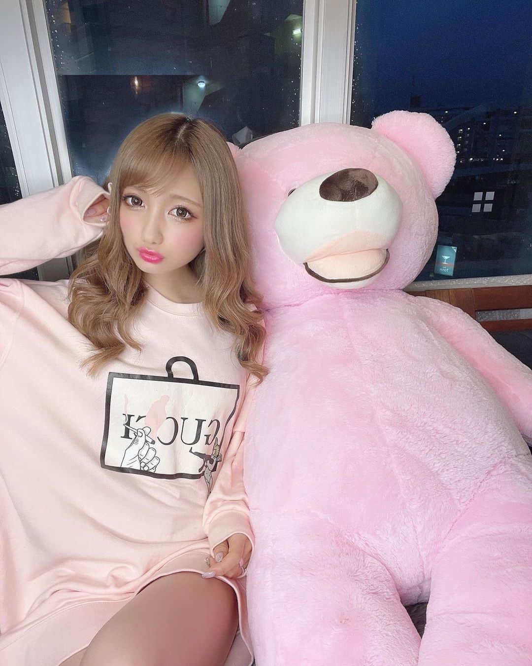 まゆぴちゅーさんのインスタグラム写真 - (まゆぴちゅーInstagram)「カクテル🍸トリートメント初体験💟 * * 横浜のLapisに初めて行ってきたよー\( ˆoˆ )/✨ ここでスタイリストやってる ひろくん @lapis_hiro が高校時代からの仲でして🌈 * (croozブログ見てくれてた子からはストーリー 見て、懐かしい！とかほっこりする！とかDM くださってなんか嬉しかった、、、🥺✨←) * * いろんな人がやってて有名で気になってた、 “カクテルトリートメント”をやってもらた♡ * なんか、映えるトリートメントやね🌺🌈笑！ * * サラサラになりましたありがとひろー🥺🌼！ 入り口のおっきいピンクのくまさんと📸🧸💓 * 最後の動画はクマたん可愛すぎて遊んでたの巻🧸笑 * * 🎁まゆのｲﾝｽﾀ見たって伝えてlapis横浜に行くと…🎁 * @lapis_hiro 指名なら、 かなりお安くしてくれるらしいよ😎✨！！！ 横浜駅西口から徒歩6分ぐらい？だし、 横浜近い子はカラーでもエクステでも、 トリートメントでもぜひDMしてみてね\( ˆoˆ )/♡ * * * #lapis #ラピス #lapis横浜 #hairsalon #カクテルトリートメント #トリートメント #ヘアケア #ケラスターゼ #ヘアケアサロン  #グレージュカラー #ベージュカラー #ヘアカラー #シースルーバング #横浜サロン #横浜美容院 #ピンクコーデ #パーカーコーデ #トレーナーコーデ  #パロディー商品 #GUCCI #ピンクメイク  #カジュアルコーデ #スニーカーコーデ #ビジョビ」3月12日 12時05分 - mayu_03pichu
