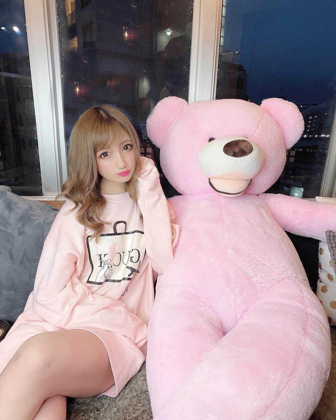 まゆぴちゅーさんのインスタグラム写真 - (まゆぴちゅーInstagram)「カクテル🍸トリートメント初体験💟 * * 横浜のLapisに初めて行ってきたよー\( ˆoˆ )/✨ ここでスタイリストやってる ひろくん @lapis_hiro が高校時代からの仲でして🌈 * (croozブログ見てくれてた子からはストーリー 見て、懐かしい！とかほっこりする！とかDM くださってなんか嬉しかった、、、🥺✨←) * * いろんな人がやってて有名で気になってた、 “カクテルトリートメント”をやってもらた♡ * なんか、映えるトリートメントやね🌺🌈笑！ * * サラサラになりましたありがとひろー🥺🌼！ 入り口のおっきいピンクのくまさんと📸🧸💓 * 最後の動画はクマたん可愛すぎて遊んでたの巻🧸笑 * * 🎁まゆのｲﾝｽﾀ見たって伝えてlapis横浜に行くと…🎁 * @lapis_hiro 指名なら、 かなりお安くしてくれるらしいよ😎✨！！！ 横浜駅西口から徒歩6分ぐらい？だし、 横浜近い子はカラーでもエクステでも、 トリートメントでもぜひDMしてみてね\( ˆoˆ )/♡ * * * #lapis #ラピス #lapis横浜 #hairsalon #カクテルトリートメント #トリートメント #ヘアケア #ケラスターゼ #ヘアケアサロン  #グレージュカラー #ベージュカラー #ヘアカラー #シースルーバング #横浜サロン #横浜美容院 #ピンクコーデ #パーカーコーデ #トレーナーコーデ  #パロディー商品 #GUCCI #ピンクメイク  #カジュアルコーデ #スニーカーコーデ #ビジョビ」3月12日 12時05分 - mayu_03pichu