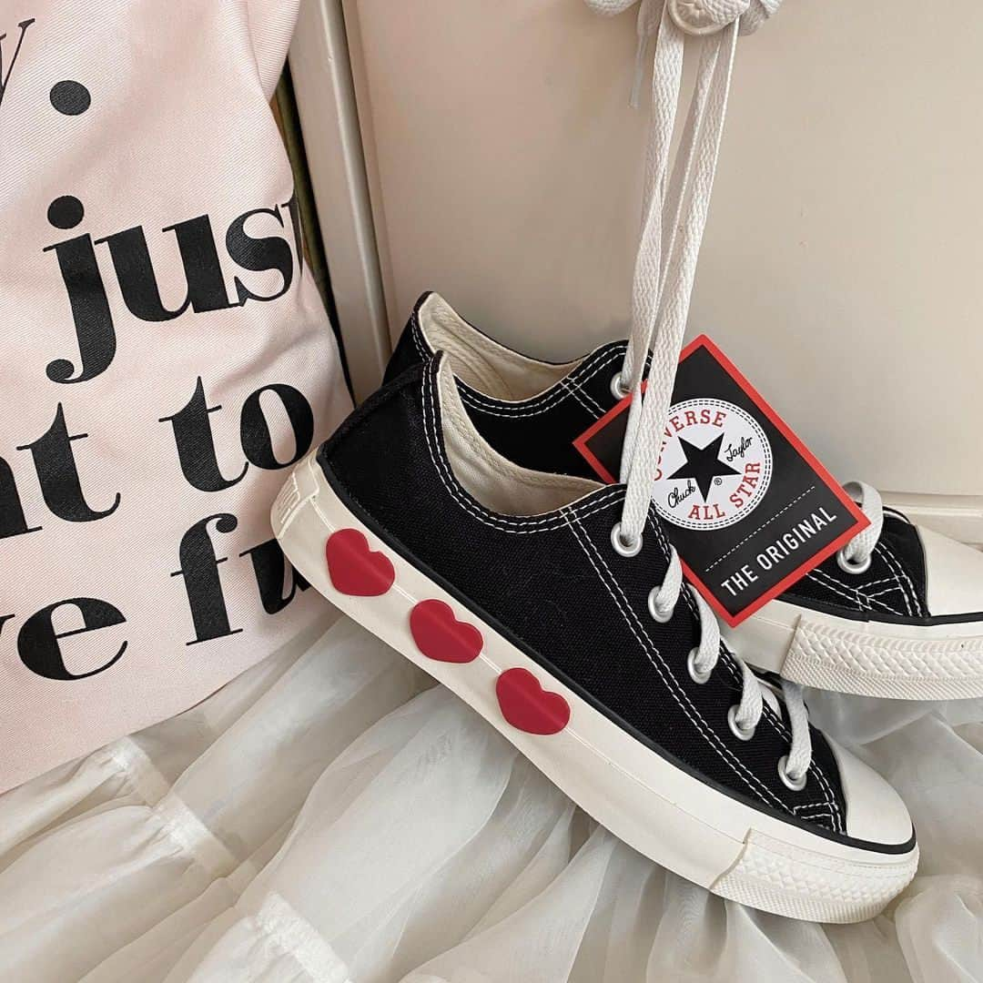 MERYさんのインスタグラム写真 - (MERYInstagram)「.⁣ ハートのコンバースが超かわいいって噂なんです👟⁣ .⁣ 『CONVERSE（コンバース） @converse_jp 』から出ていた、ハートデザインが施されたコンバースを知っていますか？💛ガーリーな洋服に合わせてあげると、ほどよく甘さとカジュアルさがMIXされてコーデをより盛り上げてくれそう！⁣ 靴屋さんや古着屋さんで見つけたら、つい即買いしたくなりそうです✨⁣ .⁣ MERYでは他にも「かわいい」に近づくさまざまな情報を発信しています。⁣ @mery.beauty コスメ・美容に特化した情報をお届け♡⁣ @mery_spot 話題のカフェやお出かけスポットをご紹介！⁣ こちらもぜひチェックしてみてください！⁣ .⁣ .⁣ photo by @miululujp @__rinapink @_risalarson_⁣ .⁣ #MERY #regram #instagram #instafashion #fashion #ootd #coordinate #converse #데일리룩 #옷스타그램 #오오티디 #코디 #패션 #패션피플 #컨버스 #コンバース #コンバースコーデ #コンバースオールスター #コンバース女子 #スニーカー #スニーカー女子 #ガーリーコーデ #フレンチガーリー #ハート #足元倶楽部 #今日の服 #お洒落 #お洒落さんと繋がりたい #MERY女子 #メリー」3月12日 12時00分 - mery.jp