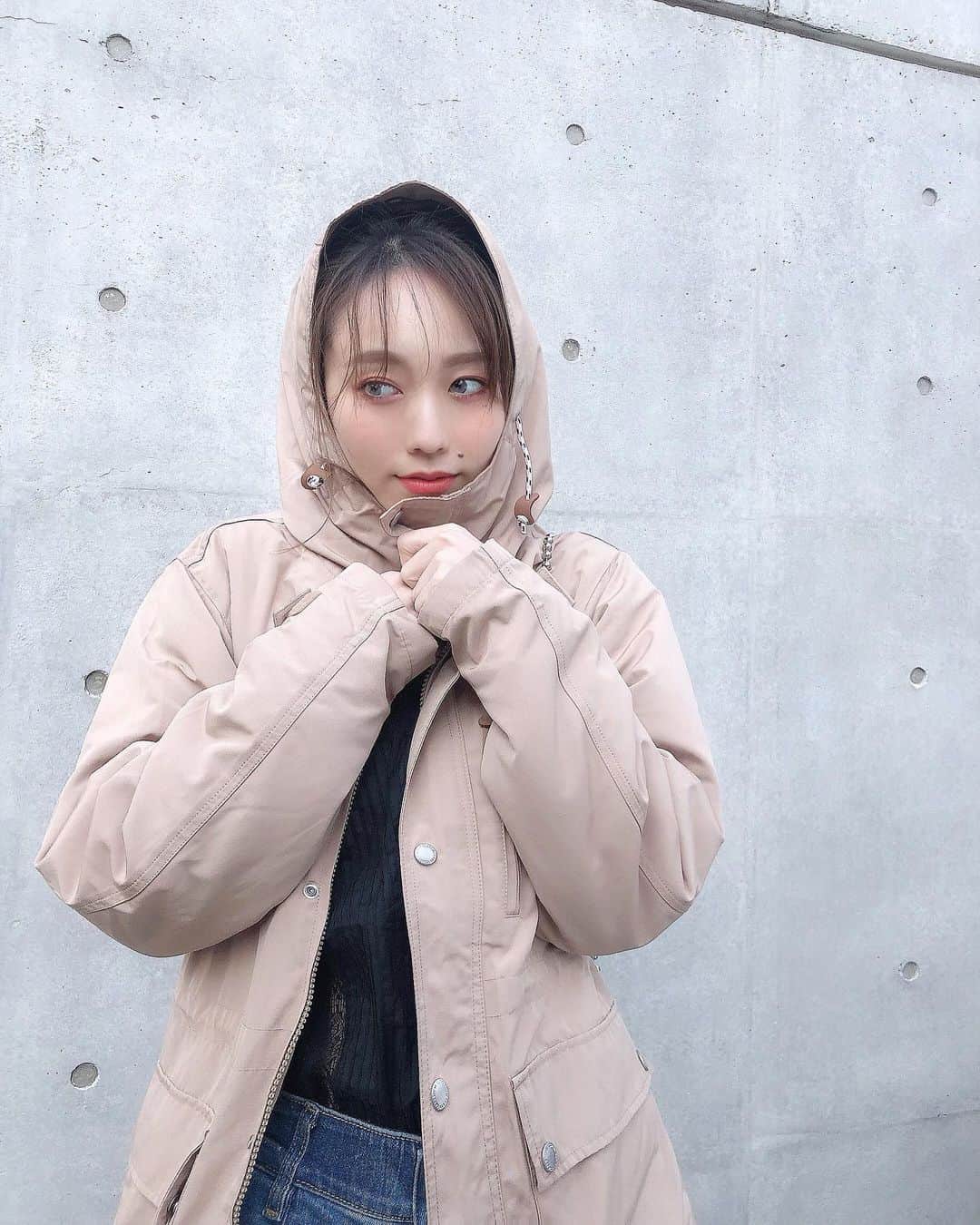 白岩まちこのインスタグラム：「≫≫👗... 𝘤𝘰𝘰𝘳𝘥𝘪𝘯𝘢𝘵𝘦  ㅤㅤㅤㅤㅤㅤㅤㅤㅤㅤㅤㅤㅤ 晩ごはんの買い出しに...🛒❤︎  ㅤㅤㅤㅤㅤㅤㅤㅤㅤㅤㅤㅤㅤㅤㅤㅤㅤㅤㅤㅤㅤㅤㅤㅤㅤㅤㅤㅤㅤㅤㅤㅤㅤㅤㅤㅤㅤㅤㅤ  大阪は午後から雨降るらしいから 撥水加工されてるマンパ着てきた🧥✨ ㅤㅤㅤㅤㅤㅤㅤㅤㅤㅤㅤㅤㅤ ㅤㅤㅤㅤ ㅤㅤㅤㅤㅤㅤㅤㅤㅤㅤㅤㅤㅤ   🧥  @classicalelf_official ㅤㅤㅤㅤㅤㅤㅤㅤㅤㅤㅤㅤㅤ ㅤㅤㅤㅤㅤㅤㅤㅤㅤㅤㅤㅤㅤ  ㅤㅤㅤㅤㅤㅤㅤㅤㅤㅤㅤㅤㅤ 撥水加工されてると 雨の日でも使いやすいんよなー☔️✌🏻  ㅤㅤㅤㅤㅤㅤㅤㅤㅤㅤㅤㅤㅤ  ほら、こうやってぐるぐる巻き🧕🏻にすると 完璧☔️←笑笑 ㅤㅤㅤㅤㅤㅤㅤㅤㅤㅤㅤㅤㅤ ㅤㅤㅤㅤㅤㅤㅤㅤㅤㅤㅤㅤㅤ ㅤㅤㅤㅤㅤㅤㅤㅤㅤㅤㅤㅤㅤ 　 ボアの付け外しも簡単やし、 少しずつ暖かくなってきたから ボアなしでも着れるようになってきた🧥☁️ ㅤㅤㅤㅤㅤㅤㅤㅤㅤㅤㅤㅤㅤ ㅤㅤㅤㅤㅤㅤㅤㅤㅤㅤㅤㅤㅤ  袖にマジックテープが付いてるから、 もうちょっと暖かくなったら腕まくりして 春仕様で着るんだー🧥🌸  ㅤㅤㅤㅤㅤㅤㅤㅤㅤㅤㅤㅤㅤ ㅤㅤㅤㅤㅤㅤㅤㅤㅤㅤㅤㅤㅤ さぁてスーパーに着いた🛒❤︎ㅤㅤㅤㅤㅤㅤㅤㅤㅤㅤㅤㅤㅤ ㅤㅤㅤㅤㅤㅤㅤㅤㅤㅤㅤㅤㅤ  ㅤㅤㅤㅤㅤㅤㅤㅤㅤㅤㅤㅤㅤ  みんなの昨日の晩ごはんはなんだった🍽⁉️ ㅤㅤㅤㅤㅤㅤㅤㅤㅤㅤㅤㅤㅤ ㅤㅤㅤㅤㅤㅤㅤㅤㅤㅤㅤㅤㅤ ㅤㅤㅤㅤㅤㅤㅤㅤㅤㅤㅤㅤㅤ  今日の晩ごはんの参考に教えて...🥺💓  ㅤㅤㅤㅤㅤㅤㅤㅤㅤㅤㅤㅤㅤ ㅤㅤㅤㅤㅤㅤㅤㅤㅤㅤㅤㅤㅤ  ㅤㅤㅤㅤㅤㅤㅤㅤㅤㅤㅤㅤㅤ  #クラシカルエルフ#classicalelf #エルフコーデ#スプリングコート#羽織り  #マウンテンパーカー#マンパ#春服コーデ #春ファッション#着回しコーデ#ベージュコーデ #ベージュ好き#アウターコーデ #春コーデ#春コーディネート#春アウター #大人カジュアル#プチプラコーデ#着こなし #今日のコーディネート#コーデ記録」