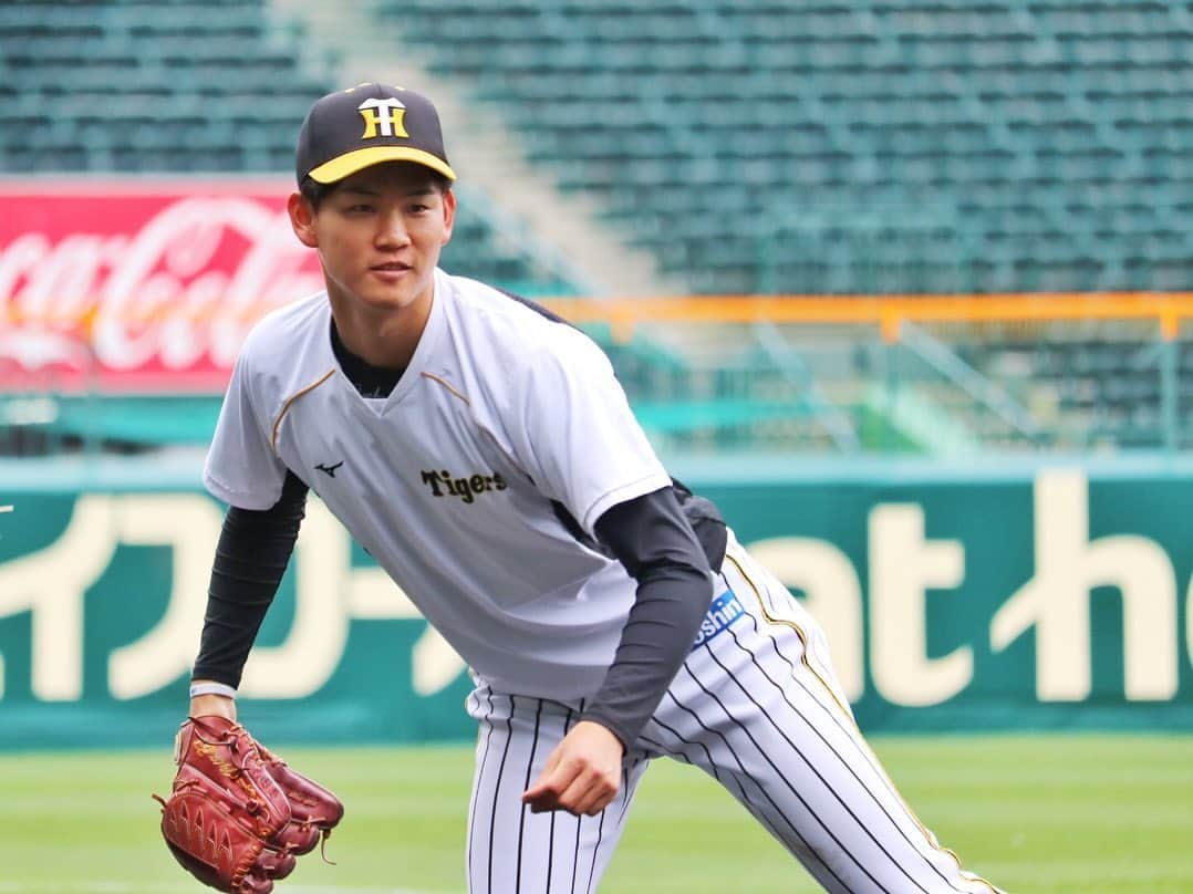 阪神タイガースさんのインスタグラム写真 - (阪神タイガースInstagram)「今日も甲子園でオープン戦です！ 試合前の練習の様子をお届けします。  #及川雅貴 選手 一軍初合流✨ #ジェフリーマルテ 選手#中谷将大 選手#中野拓夢 選手#伊藤将司 選手 #阪神タイガース #挑超頂」3月12日 12時03分 - hanshintigers_official