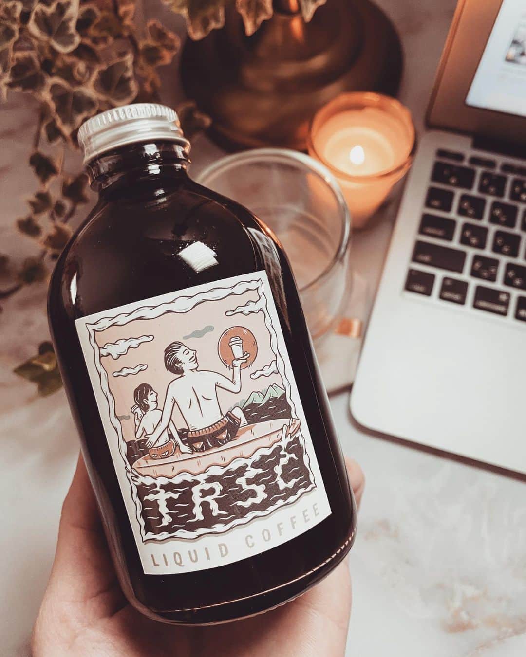 石塚絵梨さんのインスタグラム写真 - (石塚絵梨Instagram)「☕️🥛❤️ @lily_green_coffeestand  お店でも取り扱いが始まった、 @therisingsuncoffee  の新作リキッドコーヒー☕️🥰 おうちでも注ぐだけで美味しいラテが飲めて嬉しい❤️☕️ ミルクと混ざった時って綺麗だよね〜🥰大好きな色☺️笑  #therisingsuncoffee  #LILY #おうちカフェ #ラテベース #リキッドコーヒー」3月12日 17時39分 - ishi_eri1213