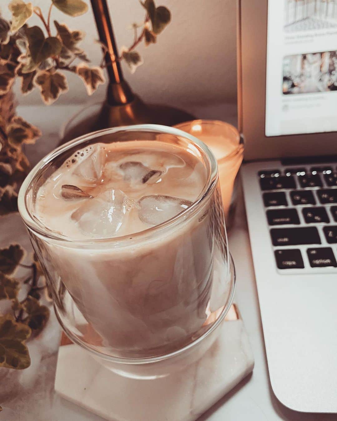 石塚絵梨さんのインスタグラム写真 - (石塚絵梨Instagram)「☕️🥛❤️ @lily_green_coffeestand  お店でも取り扱いが始まった、 @therisingsuncoffee  の新作リキッドコーヒー☕️🥰 おうちでも注ぐだけで美味しいラテが飲めて嬉しい❤️☕️ ミルクと混ざった時って綺麗だよね〜🥰大好きな色☺️笑  #therisingsuncoffee  #LILY #おうちカフェ #ラテベース #リキッドコーヒー」3月12日 17時39分 - ishi_eri1213
