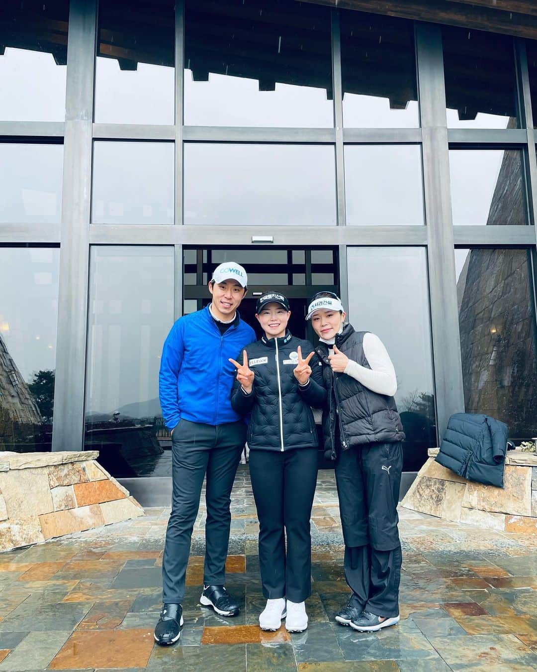 イム・ヒジョンのインスタグラム：「함께해서 좋았지만 비가와서 아쉬웠던 라운드💧 다음에 한번 더 쳐요ㅎㅎ  #레인보우힐스cc #세명모두 #브리지스톤골프공 #AB형」