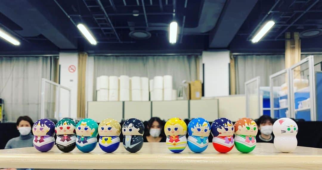 大月さゆのインスタグラム：「この稽古期間にせっせと集めたセーラームーンだるまちゃん🌙﻿ の中に、エリザの星から🪐３人が仲間入り。﻿ ﻿ ﻿ 右から２人目🌝芽吹幸奈ちゃん﻿ 右から７人目🌝愛純もえりさん﻿ 一番左🌚大月さゆ﻿ (大月はかつてセーラームーンミュージカルで演じたラスボス「新月のネヘレニア」として参加しています。)﻿ ３体とも非常にレアキャラです。﻿ ﻿  今日も地球と天体のために、 お稽古頑張ります。 ﻿  #スーパーカメラマン花陽みくちゃん」