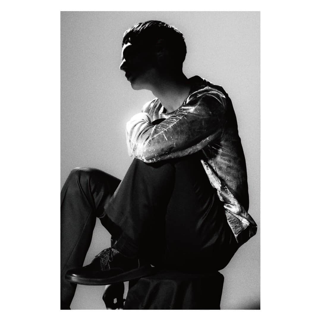 岩崎拓馬のインスタグラム：「🖤🖤🖤🖤 . . New work "SHINARI"  ムーンスターさんから 新しいシューズブランドが誕生  3月中旬発売 チェックしてみてください  model _ @takuma_iwasaki photographer _ @holyze stylist _ @hayato_takada hair. make up _ @mikioaiz director _ @cadan___ art director _ @keefactory  . . #shooting #happytime」