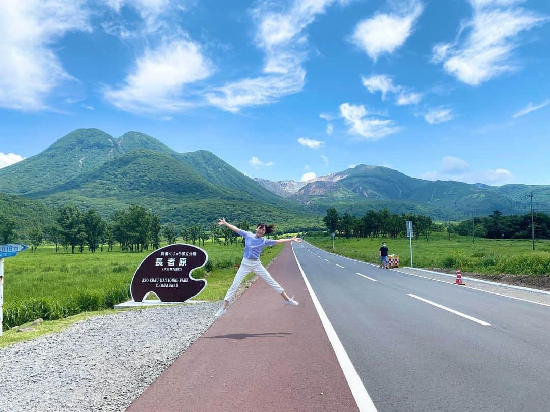 森川侑美さんのインスタグラム写真 - (森川侑美Instagram)「いつかのロケ地⛰  初めてのやまなみハイウェイ🚙🌳 360度緑に囲まれてのドライブは 窓を全開に開けながら風も感じて、自然と一体になれるのが最高に気持ちよかった🍃 また絶対に行きたい場所❗️  車で走るだけじゃもったいなくなり、 自分も走り回っていた休憩時間👟🍵  空気が澄みきっててお水もおいしくて、細胞が喜んでいる気がして.. これ以来、この近辺のお水とか野菜とかを取り寄せるようになったんです🥦🫐🌧☺️  #旅#九州#大分県#熊本県#長者原#やまなみハイウェイ#ドライブ#自然#ハイテンション#大好きな場所 #japantravel」3月12日 12時55分 - yumi.morikawa322