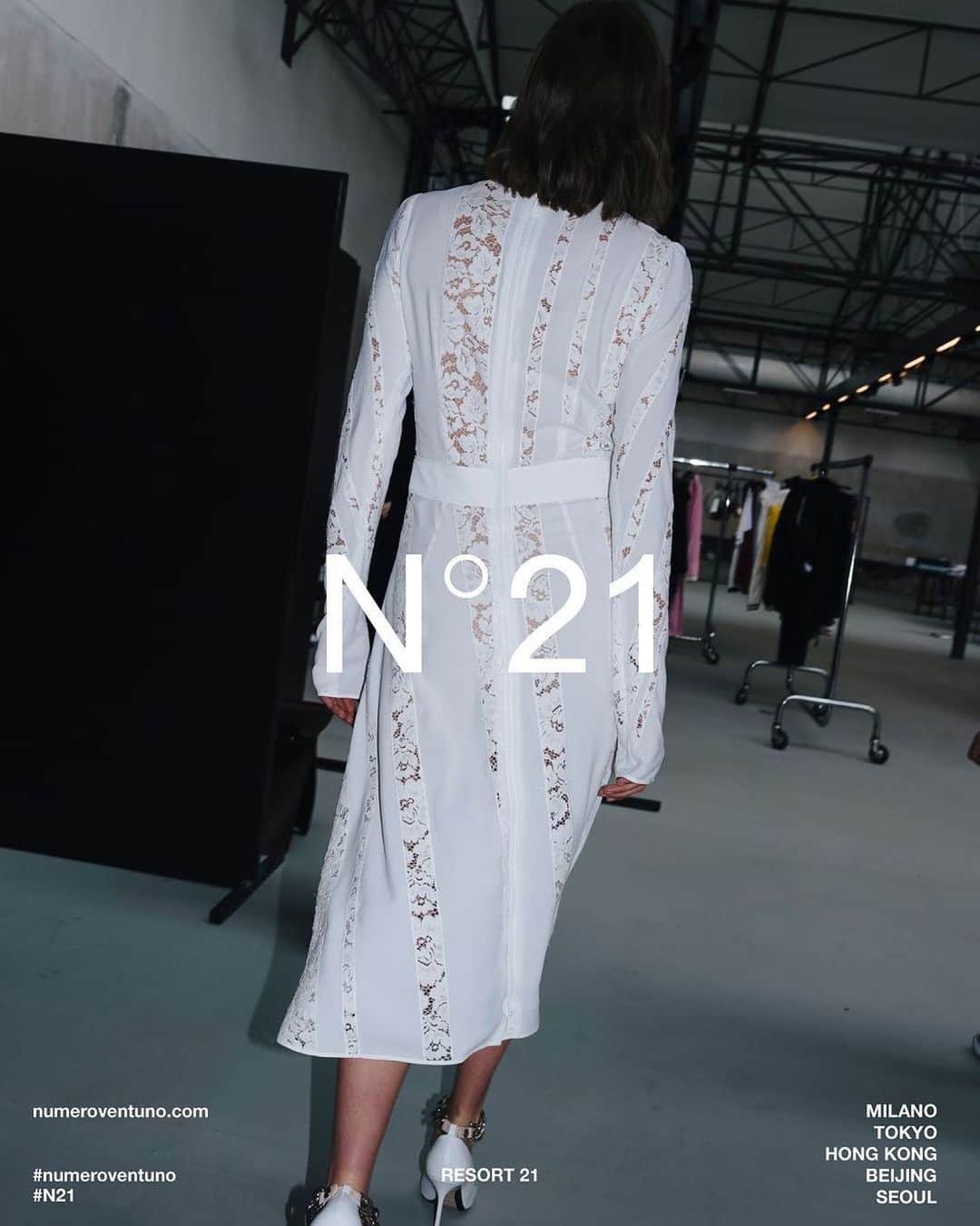 Taki Tanakaのインスタグラム：「N21 White Dress  クリーンな真っ白いドレス。 今の気分にジャスト。  #ヌメロヴェントゥーノ   @numeroventuno  @alessandrodellacqua  @iza_official  #instorenow #入荷 SHOPIZA.com  #izastagram」