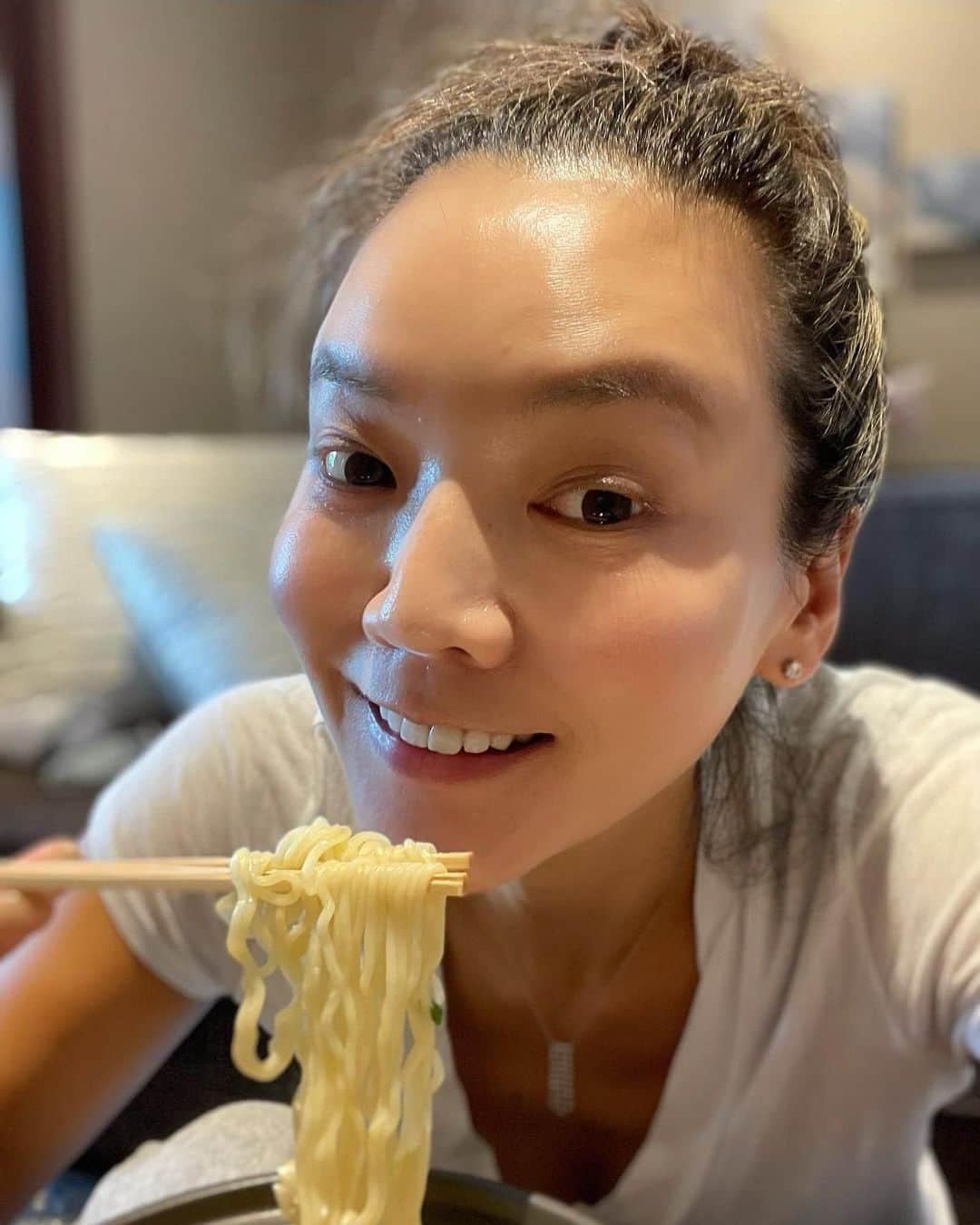 和央ようかさんのインスタグラム写真 - (和央ようかInstagram)「🍜 Ramen lunch 😆🙄😆😍  大好きなエースコックなワンタンメン🍜をランチに😆🙄😆  昨日はついに⭐️初めて、エリザベートガラコンサートのお稽古に参加😊初めてづくし覚える事多すぎで、キャストと写真撮ろうと思いつつ、撮れずじまい、自撮りすら撮りそびれ🤣🤣🤣  で今日は昼からワンタンメンで1人ご機嫌😆😆😆🍜たまに、やはり頂きたくなるね、これは🍜🍜🍜いちおー、野菜やたまご、コーンなどあるもの沢山入れてみた😜  #takakotokyostylin🇯🇵 #ramen #エースコック#ワンタンメン #yokawao #和央ようか」3月12日 13時25分 - yokawao0215