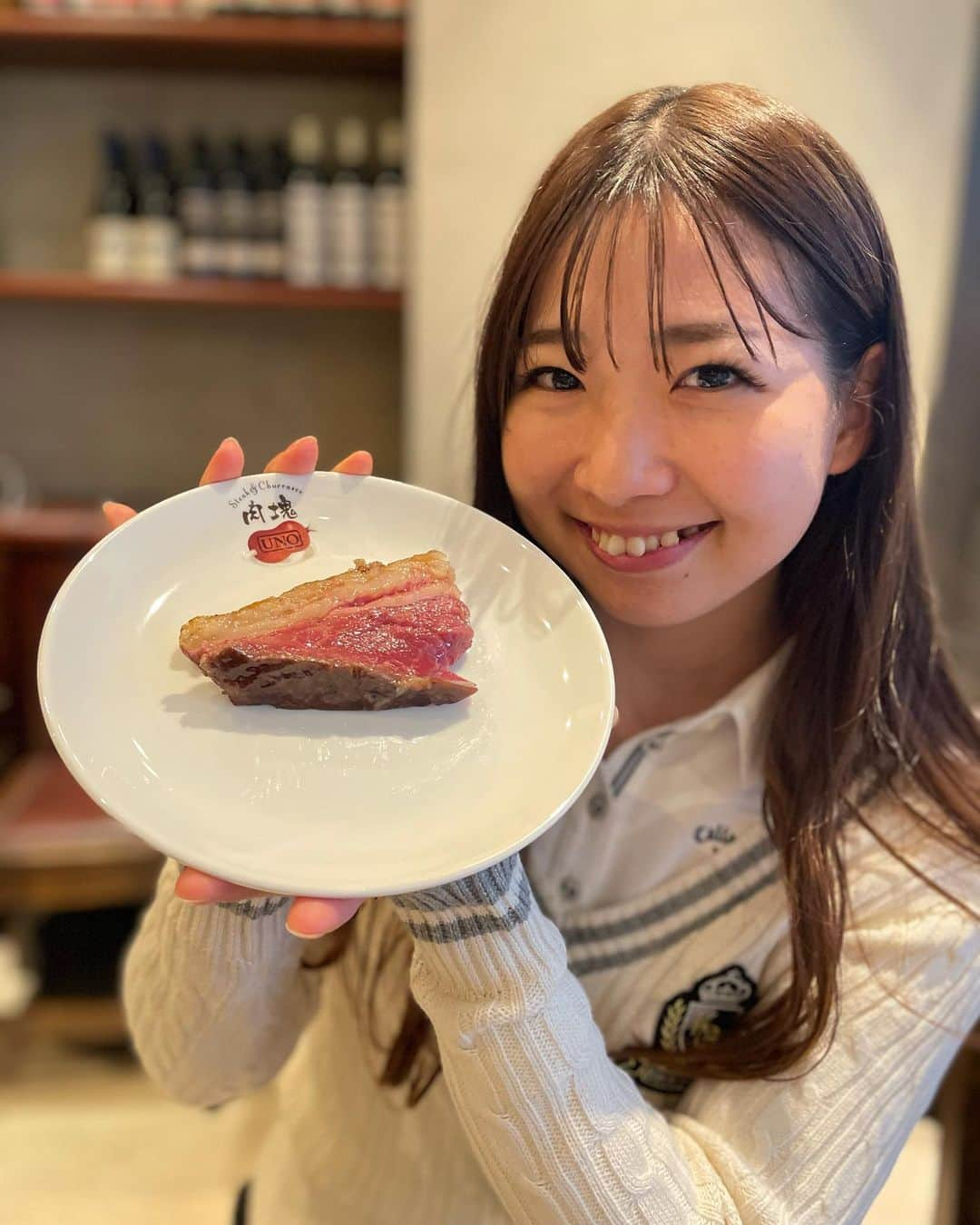 江原詩織さんのインスタグラム写真 - (江原詩織Instagram)「皆さんこんにちは🍽 ゴルフの後は何を食べたいですか？  私は肉です🍖🍖🍖🍖♡  ________________________  昨日はゴルフの後、モデルさんやアスリート御用達，恵比寿の肉塊UNOで牧草牛のお料理をたくさん頂きました🐮🍽  牧草牛とは穀物ではなく牧草だけを餌にして育てられ、普通の牛よりも栄養素が豊富で品質も段違いに良質な牛さんなのです🐮✨  その分お値段も張るわけで、スーパーで牧草牛を日常的に買えるのはブルジョワなご家庭だけ👑(値段に驚愕してそっと棚に戻したのを覚えています)  そんな高価で美味しい牧草牛がこのお店はリーズナブルに、しかも食べ放題なんです‼︎‼︎‼︎  こんな素晴らしいお店を開いて下さったオーナーさんに深く御礼を申し上げました。←  案件でもなんでもないけど、美味しいのでお近くの方は是非一度この感動を味わってみて下さい☺︎🍖♡  #肉塊uno  #肉塊uno恵比寿店  #牧草牛 #グラスフェッドビーフ  #恵比寿 #恵比寿グルメ  #恵比寿ランチ  #恵比寿ディナー  #ステーキ #シュラスコ #餃子 #アスリート飯  #ゴルフ女子  #ゴルフ男子  #ゴルフ  #instafood  #foodstagram」3月12日 13時52分 - shiori__golf