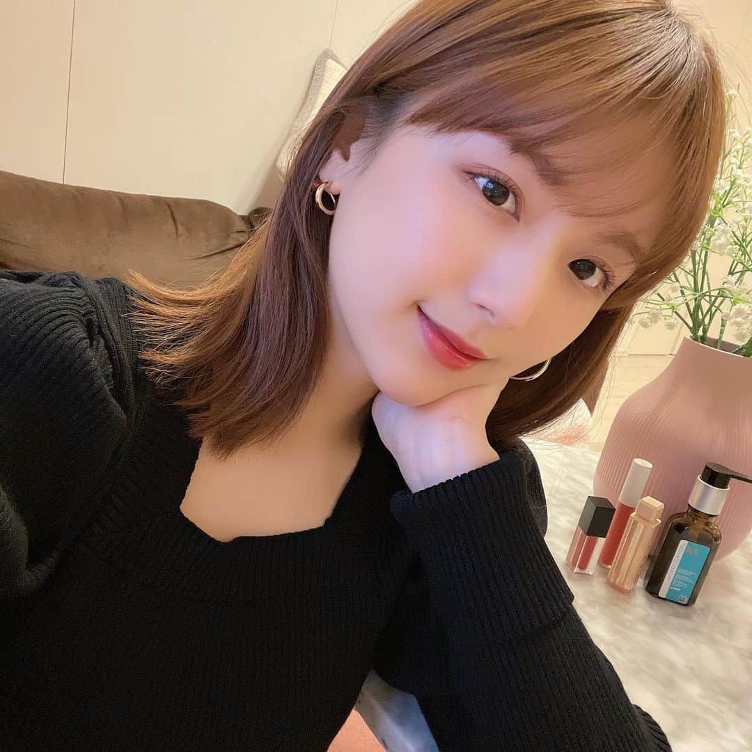 ひよんのインスタグラム：「💇‍💓 ㅤㅤㅤㅤㅤㅤㅤㅤㅤㅤㅤㅤㅤ この前、前髪切ったついでに髪の毛も綺麗にしてもらった☺️ いつも行ってるALBUM原宿店のたいきさん @album_hair にお願いしたよ😆✨ 仕上げはモロッカンオイルでツヤ出ししてもらったのだけど、 前髪と毛先には特にたっぷりなじませるのがポイントみたい❤️ モロッカンオイルはサロンとかに置いてて、 ひよんが行ってるALBUMにはあるから みんなにも試してみてほしい🥰  ひよんはサラッとしたライトシリーズが特にお気に入り❤️ ㅤㅤㅤㅤㅤㅤㅤㅤㅤㅤㅤㅤㅤ #hair #haircut #treatment #pr #ヘアケア #モロッカンオイル #モロッカンオイルトリートメント #ひよん」