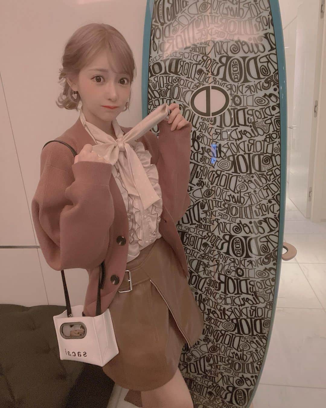 明日花キララのインスタグラム：「暖かくなってきたので、 @cpito_official のお洋服着てみました🧸 みんなからも着てみた報告がたくさん届いて嬉しいです👗❤︎ この日はもこもこぷーどるみたいなコーデしてみたよ🐩🤎 早く @cpito_official たくさん着たい..🛼」